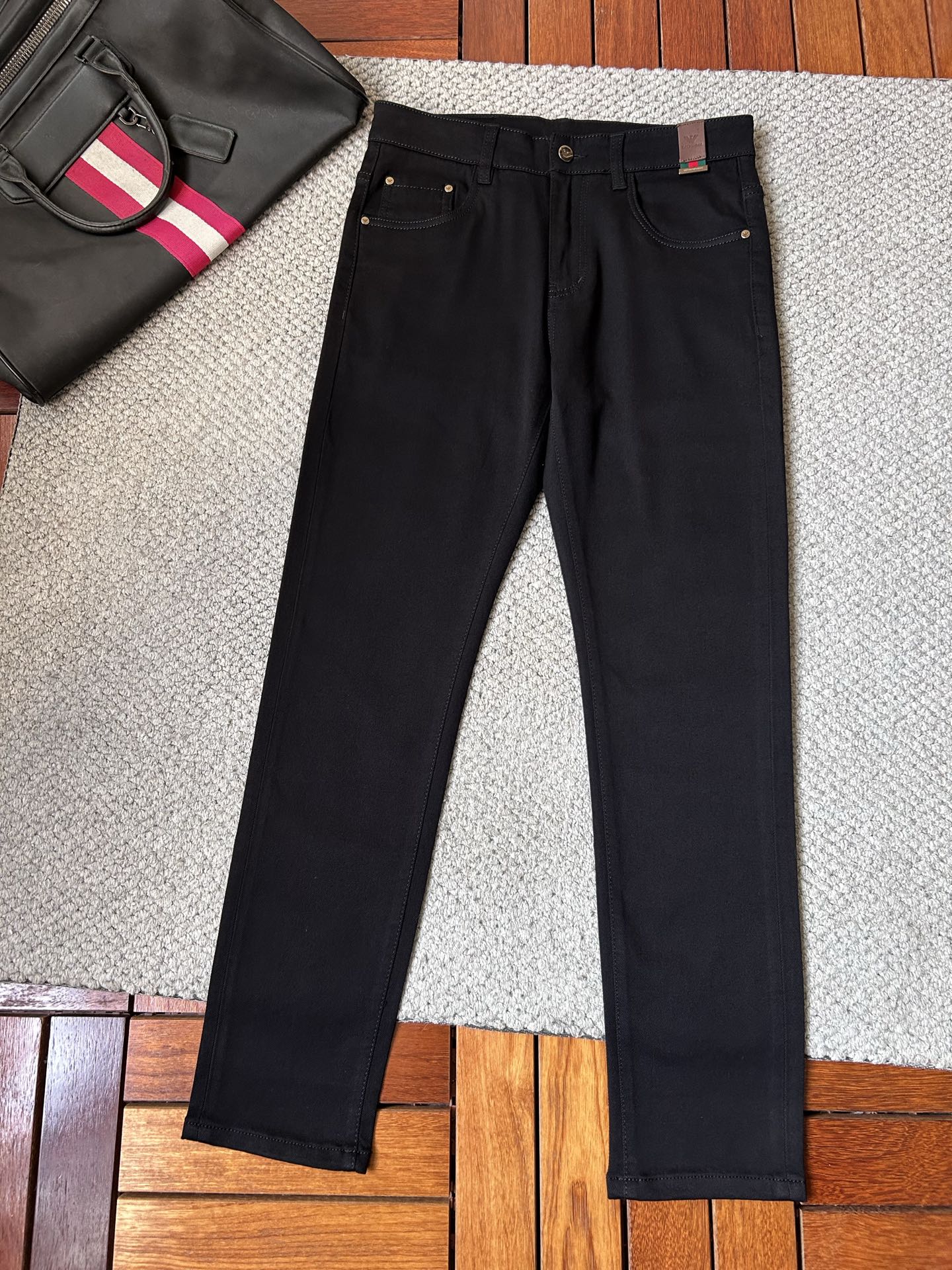 🔥阿玛尼 🔥秋冬修身版直筒牛仔裤！重工酵磨水洗工艺，修身直筒版型带弹力上身非常舒适，穿出去非常有档次,裤