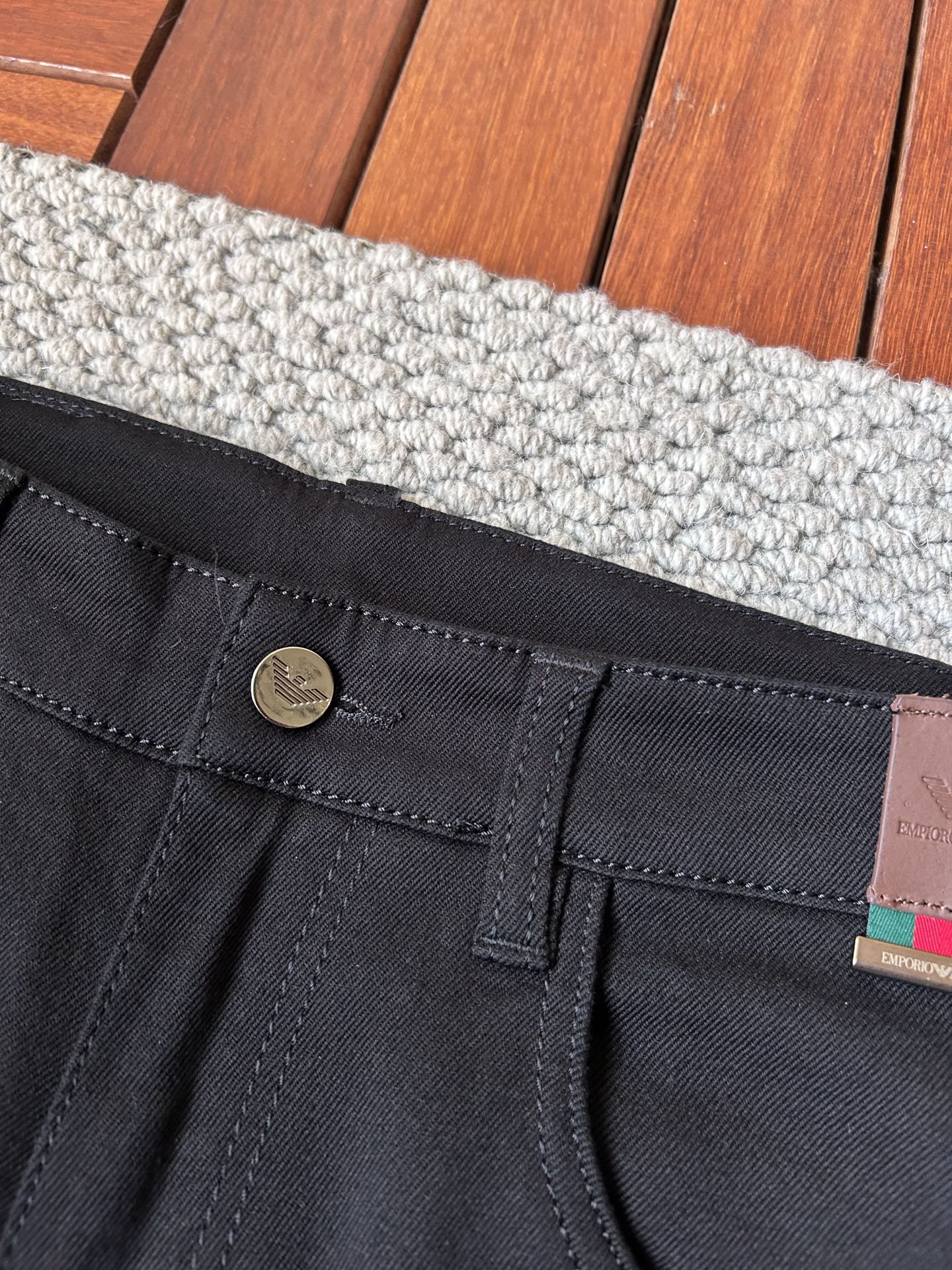 🔥阿玛尼 🔥秋冬修身版直筒牛仔裤！重工酵磨水洗工艺，修身直筒版型带弹力上身非常舒适，穿出去非常有档次,裤