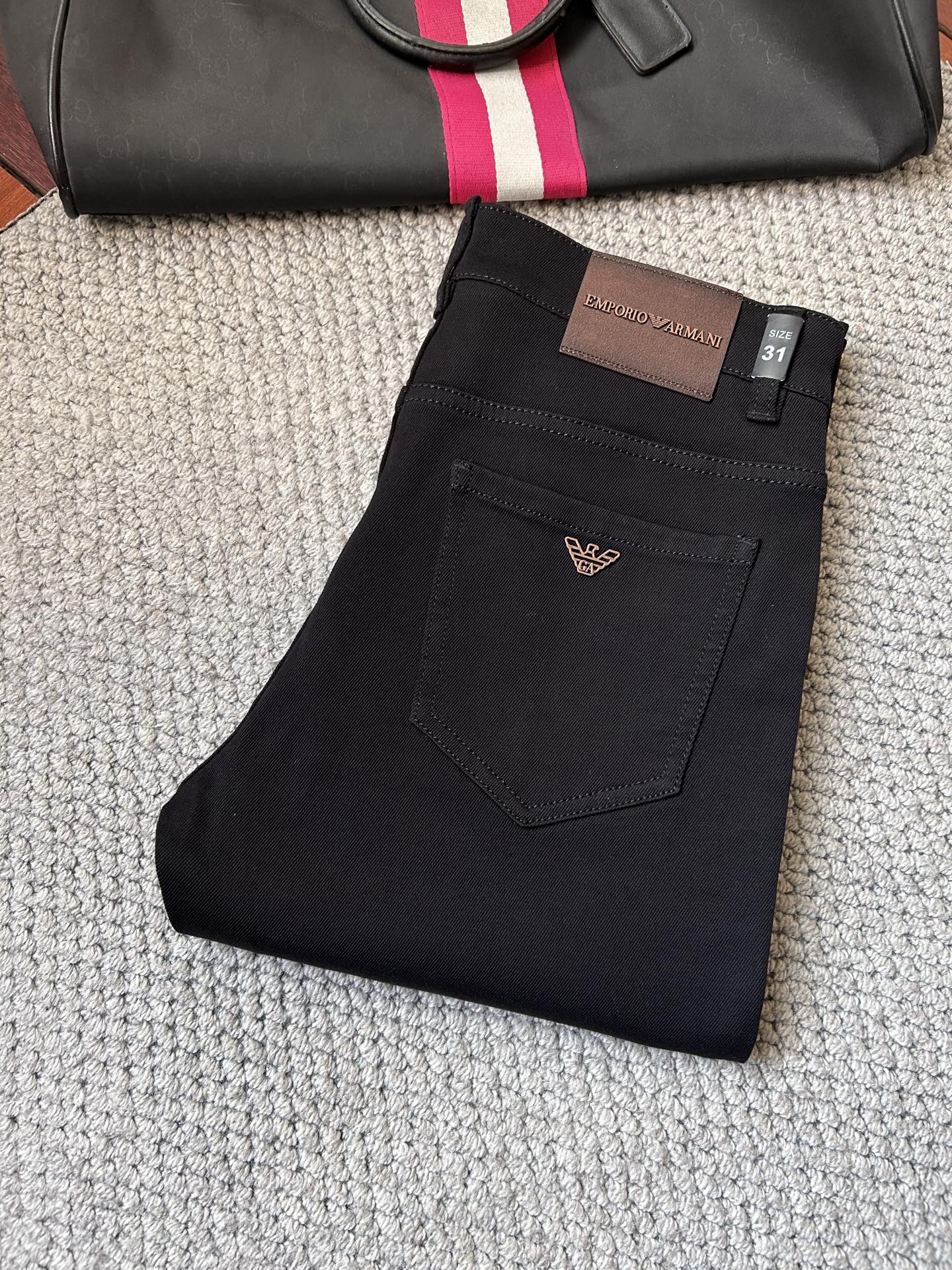 🔥阿玛尼 🔥秋冬修身版直筒牛仔裤！重工酵磨水洗工艺，修身直筒版型带弹力上身非常舒适，穿出去非常有档次,裤