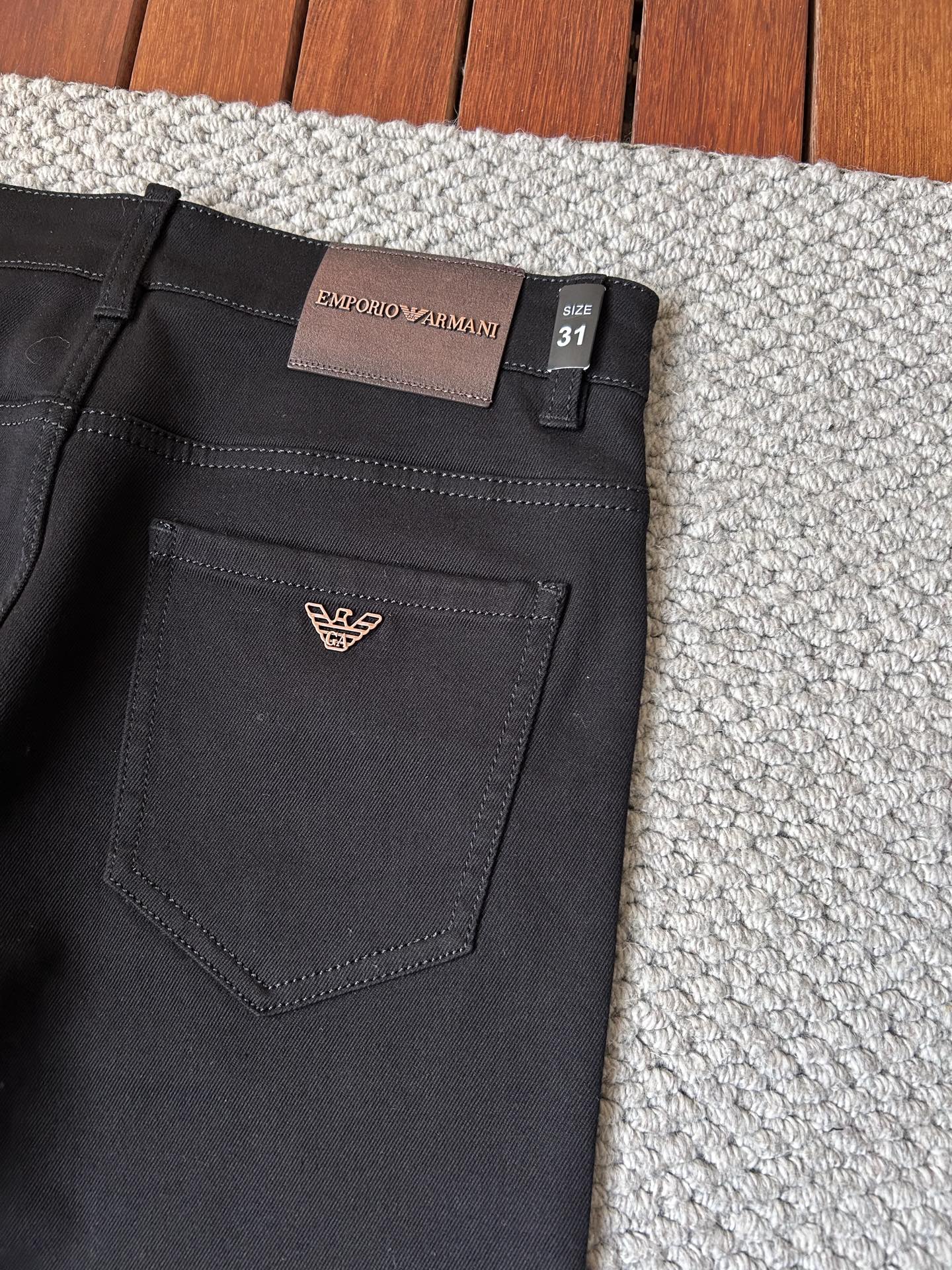 🔥阿玛尼 🔥秋冬修身版直筒牛仔裤！重工酵磨水洗工艺，修身直筒版型带弹力上身非常舒适，穿出去非常有档次,裤