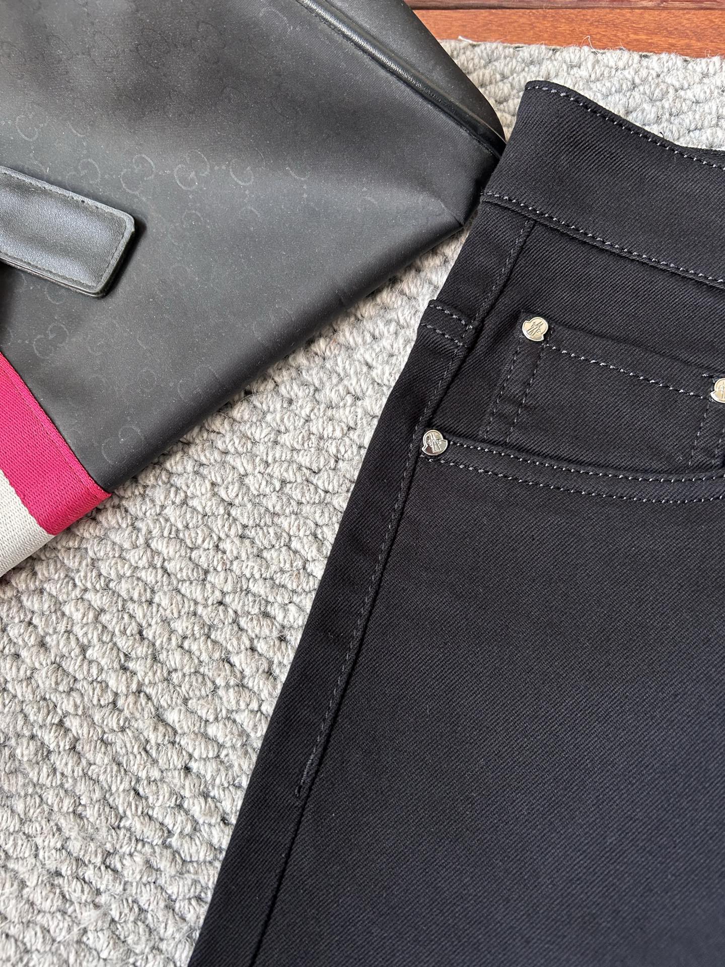 🔥蒙口🔥秋冬修身版直筒牛仔裤！重工酵磨水洗工艺，修身直筒版型带弹力上身非常舒适，穿出去非常有档次,裤型款