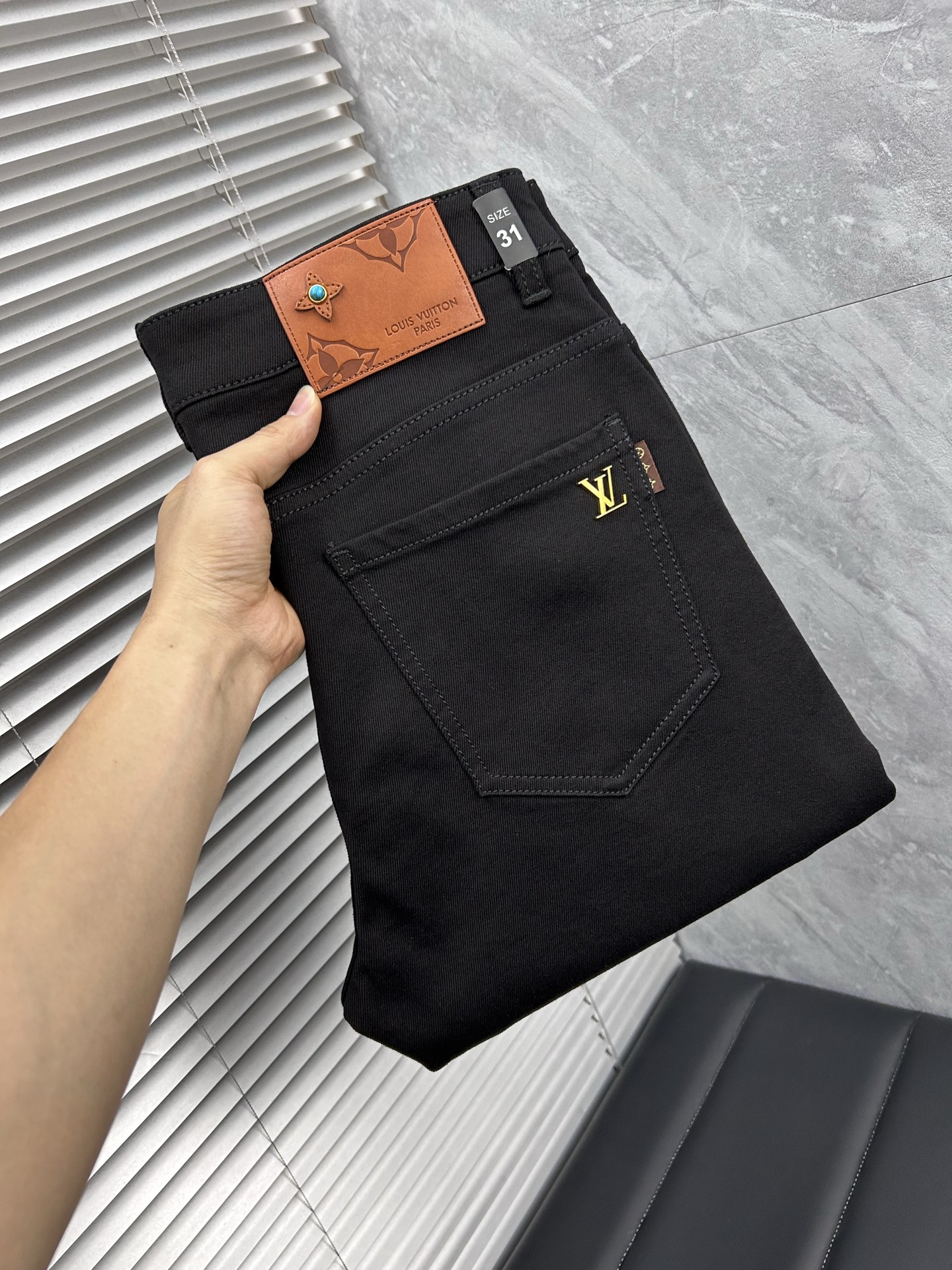 p225 （可年后）
🔥LV‘’🔥秋冬修身版牛仔裤！重工酵磨水洗工艺，修身直筒版型带弹力上身非常舒适，穿出去非常有档次,裤型款式和裁剪亦无需多言 ，G网Logo辨识度极高！真正一等一顶级潮品！真正殿堂级的牛仔裤,选用土耳其的棉花 生产出最有名的单宁布 品质卓然,经过重工酵磨水洗使得裤子很柔软！直脚的版型 不挑人 上身绝对的有型！！！尺码29——38🈚️37