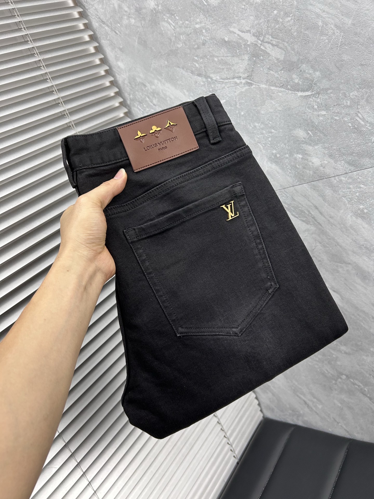 NO:725890,(Available after the New Year) LV autumn and winter slim-fit jeans!  Heavy-duty fermentation and washing process, the slim straight version with elastic upper body is very comfortable, and it is very classy to wear. Needless to say, the style and tailoring of the pants, the G mesh logo is highly recognizable!  Truly a first-class top trendy product!  Really top-notch jeans, using Turkish cotton to produce the most famous denim fabric. The quality is outstanding. After heavy-duty fermentation and washing, the pants are very soft!  The straight-leg version is not picky and the upper body is absolutely stylish!  !  !  Size 29——3837,,louis vuitton,jeans,19860909（可年后） LV 秋冬修身版牛仔裤！重工酵磨水洗工艺,修身直筒版型带弹力上身非常舒适,穿出去非常有档次,裤型款式和裁剪亦无需多言 ,G网Logo辨识度极高！真正一等一顶级潮品！真正殿堂级的牛仔裤,选用土耳其的棉花 生产出最有名的单宁布 品质卓然,经过重工酵磨水洗使得裤子很柔软！直脚的版型 不挑人 上身绝对的有型！！！尺码29——3837,,louis vuitton,jeans,,Men's clothing