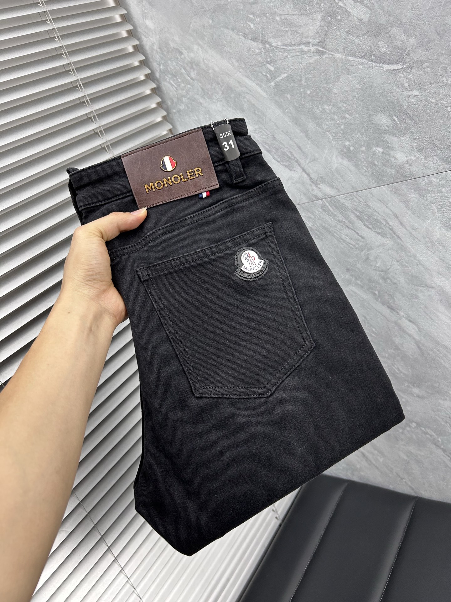 NO:725882,(Available after the New Year) Meng's autumn and winter slim fit jeans!  Heavy-duty fermentation and washing process, the slim straight version with elastic upper body is very comfortable, and it is very classy to wear. Needless to say, the style and tailoring of the pants, the G mesh logo is highly recognizable!  Truly a first-class top trendy product!  Really top-notch jeans, using Turkish cotton to produce the most famous denim fabric. The quality is outstanding. After heavy-duty fermentation and washing, the pants are very soft!  The straight-leg version is not picky and the upper body is absolutely stylish!  !  !  Size 29——3837,,jeans,19860909（可年后） 蒙‘’秋冬修身版牛仔裤！重工酵磨水洗工艺,修身直筒版型带弹力上身非常舒适,穿出去非常有档次,裤型款式和裁剪亦无需多言 ,G网Logo辨识度极高！真正一等一顶级潮品！真正殿堂级的牛仔裤,选用土耳其的棉花 生产出最有名的单宁布 品质卓然,经过重工酵磨水洗使得裤子很柔软！直脚的版型 不挑人 上身绝对的有型！！！尺码29——3837,,jeans,,Men's clothing