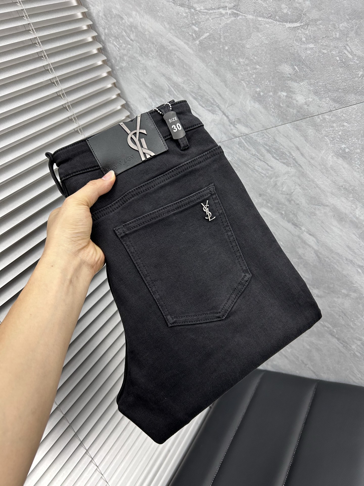 p220 (可年后)
🔥圣罗兰🔥秋冬修身版牛仔裤!重工酵磨水洗工艺,修身直筒版型带弹力上身非常舒适,穿出去非常有档次,裤型款式和裁剪亦无需多言 ,G网Logo辨识度极高!真正一等一顶级潮品!真正殿堂级的牛仔裤,选用土耳其的棉花 生产出最有名的单宁布 品质卓然,经过重工酵磨水洗使得裤子很柔软!直脚的版型 不挑人 上身绝对的有型!!!尺码29——38🈚️37