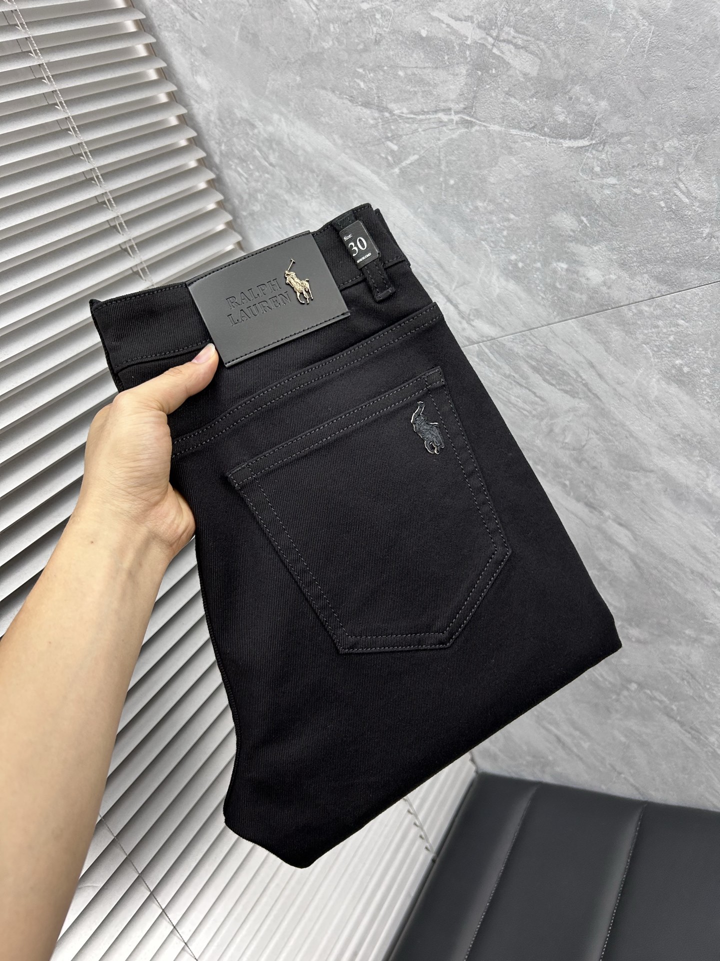 NO:725935,(Available after the New Year) Paul’s autumn and winter slim-fit jeans!  Heavy-duty fermentation and washing process, the slim straight version with elastic upper body is very comfortable, and it is very classy to wear. Needless to say, the style and tailoring of the pants, the G mesh logo is highly recognizable!  Truly a first-class top trendy product!  Really top-notch jeans, using Turkish cotton to produce the most famous denim fabric. The quality is outstanding. After heavy-duty fermentation and washing, the pants are very soft!  The straight-leg version is not picky and the upper body is absolutely stylish!  !  !  Size 29——3837,,jeans,19860909（可年后） 保罗秋冬修身版牛仔裤！重工酵磨水洗工艺,修身直筒版型带弹力上身非常舒适,穿出去非常有档次,裤型款式和裁剪亦无需多言 ,G网Logo辨识度极高！真正一等一顶级潮品！真正殿堂级的牛仔裤,选用土耳其的棉花 生产出最有名的单宁布 品质卓然,经过重工酵磨水洗使得裤子很柔软！直脚的版型 不挑人 上身绝对的有型！！！尺码29——3837,,jeans,,Men's clothing