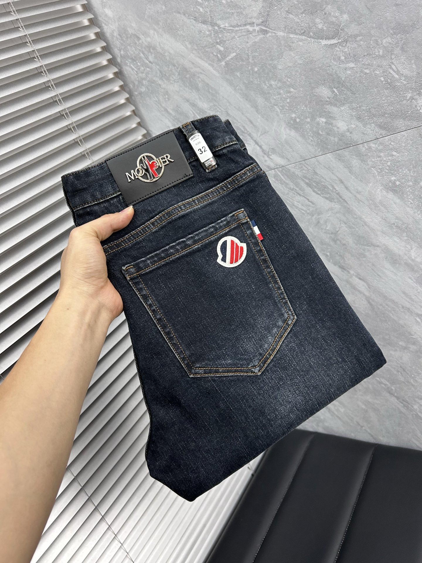 NO:725922,(Available after the New Year) Meng's autumn and winter slim fit jeans!  Heavy-duty fermentation and washing process, the slim straight version with elastic upper body is very comfortable, and it is very classy to wear. Needless to say, the style and tailoring of the pants, the G mesh logo is highly recognizable!  Truly a first-class top trendy product!  Really top-notch jeans, using Turkish cotton to produce the most famous denim fabric. The quality is outstanding. After heavy-duty fermentation and washing, the pants are very soft!  The straight-leg version is not picky and the upper body is absolutely stylish!  !  !  Size 29——3837,,jeans,19860909（可年后） 蒙‘’秋冬修身版牛仔裤！重工酵磨水洗工艺,修身直筒版型带弹力上身非常舒适,穿出去非常有档次,裤型款式和裁剪亦无需多言 ,G网Logo辨识度极高！真正一等一顶级潮品！真正殿堂级的牛仔裤,选用土耳其的棉花 生产出最有名的单宁布 品质卓然,经过重工酵磨水洗使得裤子很柔软！直脚的版型 不挑人 上身绝对的有型！！！尺码29——3837,,jeans,,Men's clothing