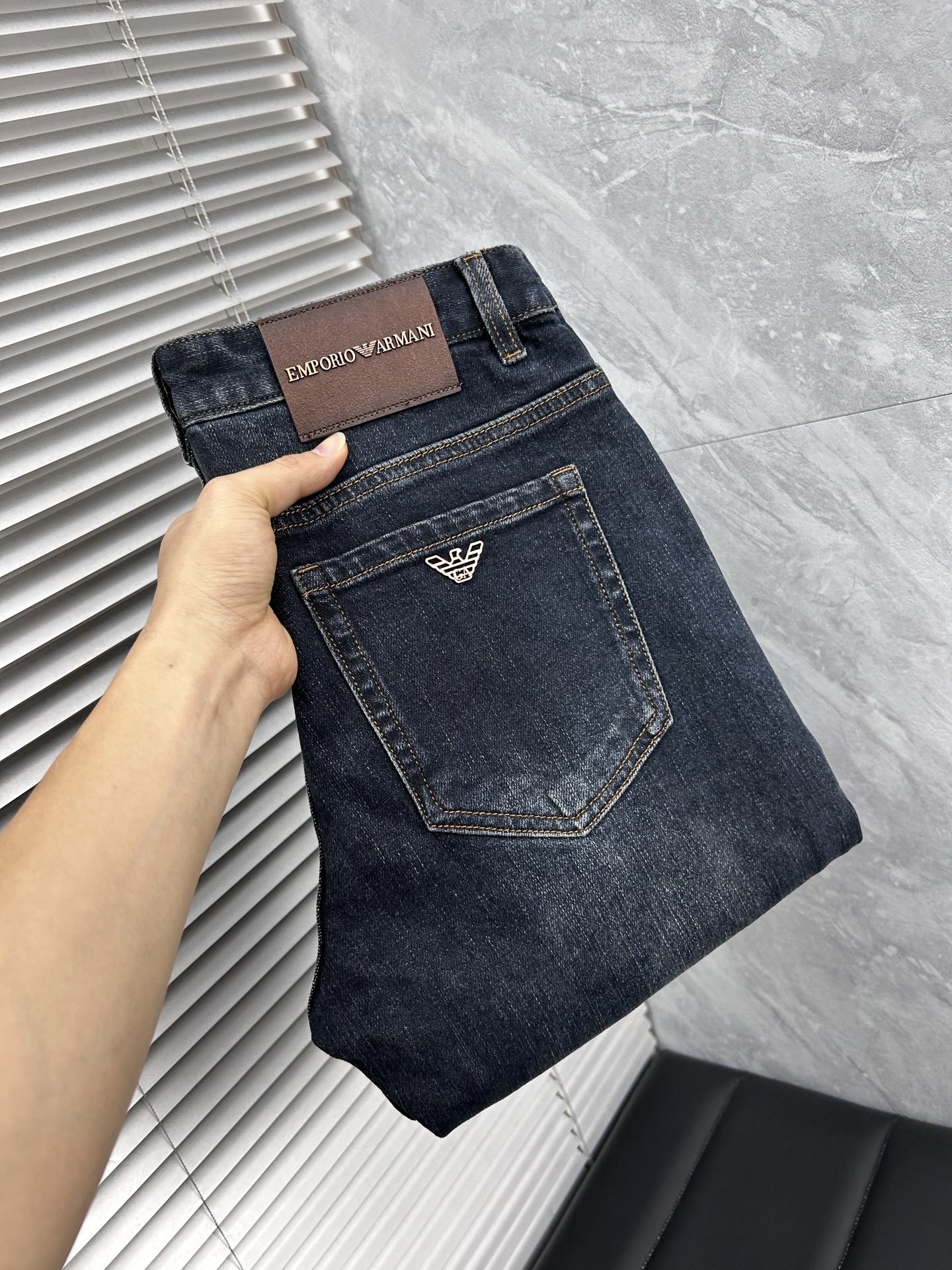 NO:725915,(Available after the New Year) Amma’s autumn and winter slim fit jeans!  Heavy-duty fermentation and washing process, the slim straight version with elastic upper body is very comfortable, and it is very classy to wear. Needless to say, the style and tailoring of the pants, the G mesh logo is highly recognizable!  Truly a first-class top trendy product!  Really top-notch jeans, using Turkish cotton to produce the most famous denim fabric. The quality is outstanding. After heavy-duty fermentation and washing, the pants are very soft!  The straight-leg version is not picky and the upper body is absolutely stylish!  !  !  Size 29——3837,,jeans,19860909（可年后） 阿玛‘’秋冬修身版牛仔裤！重工酵磨水洗工艺,修身直筒版型带弹力上身非常舒适,穿出去非常有档次,裤型款式和裁剪亦无需多言 ,G网Logo辨识度极高！真正一等一顶级潮品！真正殿堂级的牛仔裤,选用土耳其的棉花 生产出最有名的单宁布 品质卓然,经过重工酵磨水洗使得裤子很柔软！直脚的版型 不挑人 上身绝对的有型！！！尺码29——3837,,jeans,,Men's clothing