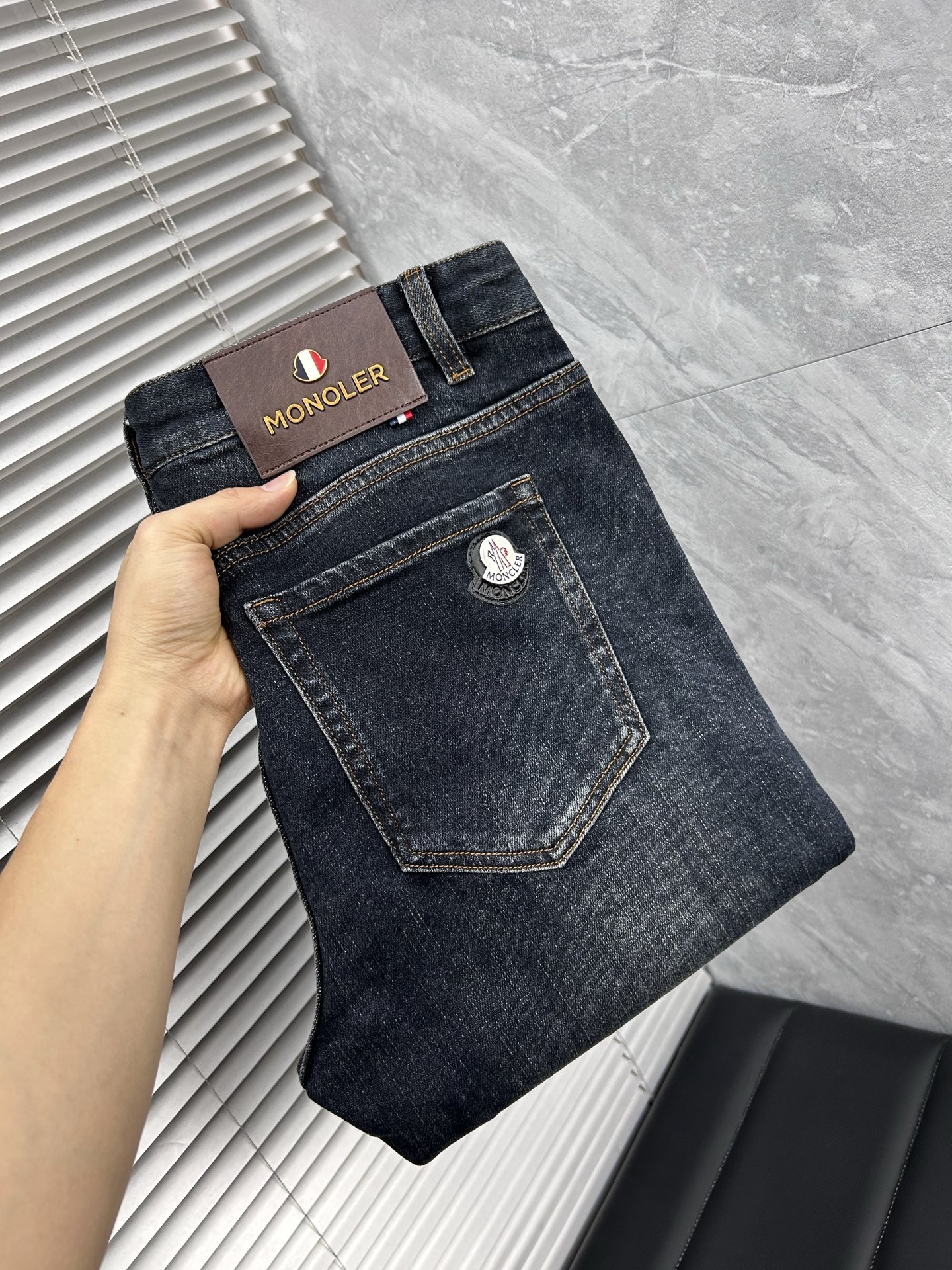 NO:725901,(Available after the New Year) Meng's autumn and winter slim fit jeans!  Heavy-duty fermentation and washing process, the slim straight version with elastic upper body is very comfortable, and it is very classy to wear. Needless to say, the style and tailoring of the pants, the G mesh logo is highly recognizable!  Truly a first-class top trendy product!  Really top-notch jeans, using Turkish cotton to produce the most famous denim fabric. The quality is outstanding. After heavy-duty fermentation and washing, the pants are very soft!  The straight-leg version is not picky and the upper body is absolutely stylish!  !  !  Size 29——3837,,jeans,19860909（可年后） 蒙‘’秋冬修身版牛仔裤！重工酵磨水洗工艺,修身直筒版型带弹力上身非常舒适,穿出去非常有档次,裤型款式和裁剪亦无需多言 ,G网Logo辨识度极高！真正一等一顶级潮品！真正殿堂级的牛仔裤,选用土耳其的棉花 生产出最有名的单宁布 品质卓然,经过重工酵磨水洗使得裤子很柔软！直脚的版型 不挑人 上身绝对的有型！！！尺码29——3837,,jeans,,Men's clothing