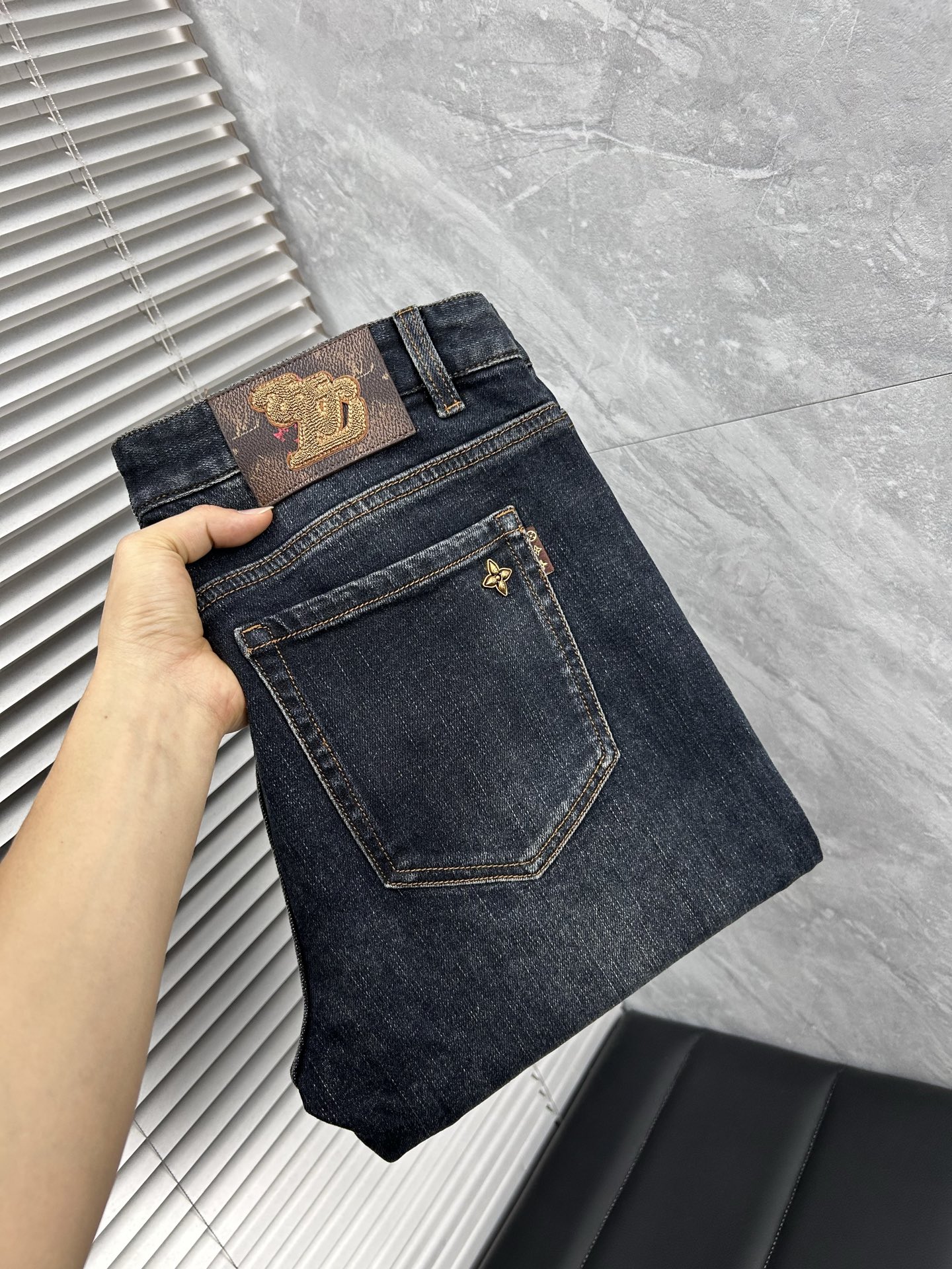 NO:725894,(Available after the New Year) LV autumn and winter slim-fit jeans!  Heavy-duty fermentation and washing process, the slim straight version with elastic upper body is very comfortable, and it is very classy to wear. Needless to say, the style and tailoring of the pants, the G mesh logo is highly recognizable!  Truly a first-class top trendy product!  Really top-notch jeans, using Turkish cotton to produce the most famous denim fabric. The quality is outstanding. After heavy-duty fermentation and washing, the pants are very soft!  The straight-leg version is not picky and the upper body is absolutely stylish!  !  !  Size 29——3837,,louis vuitton,jeans,19860909（可年后） LV 秋冬修身版牛仔裤！重工酵磨水洗工艺,修身直筒版型带弹力上身非常舒适,穿出去非常有档次,裤型款式和裁剪亦无需多言 ,G网Logo辨识度极高！真正一等一顶级潮品！真正殿堂级的牛仔裤,选用土耳其的棉花 生产出最有名的单宁布 品质卓然,经过重工酵磨水洗使得裤子很柔软！直脚的版型 不挑人 上身绝对的有型！！！尺码29——3837,,louis vuitton,jeans,,Men's clothing