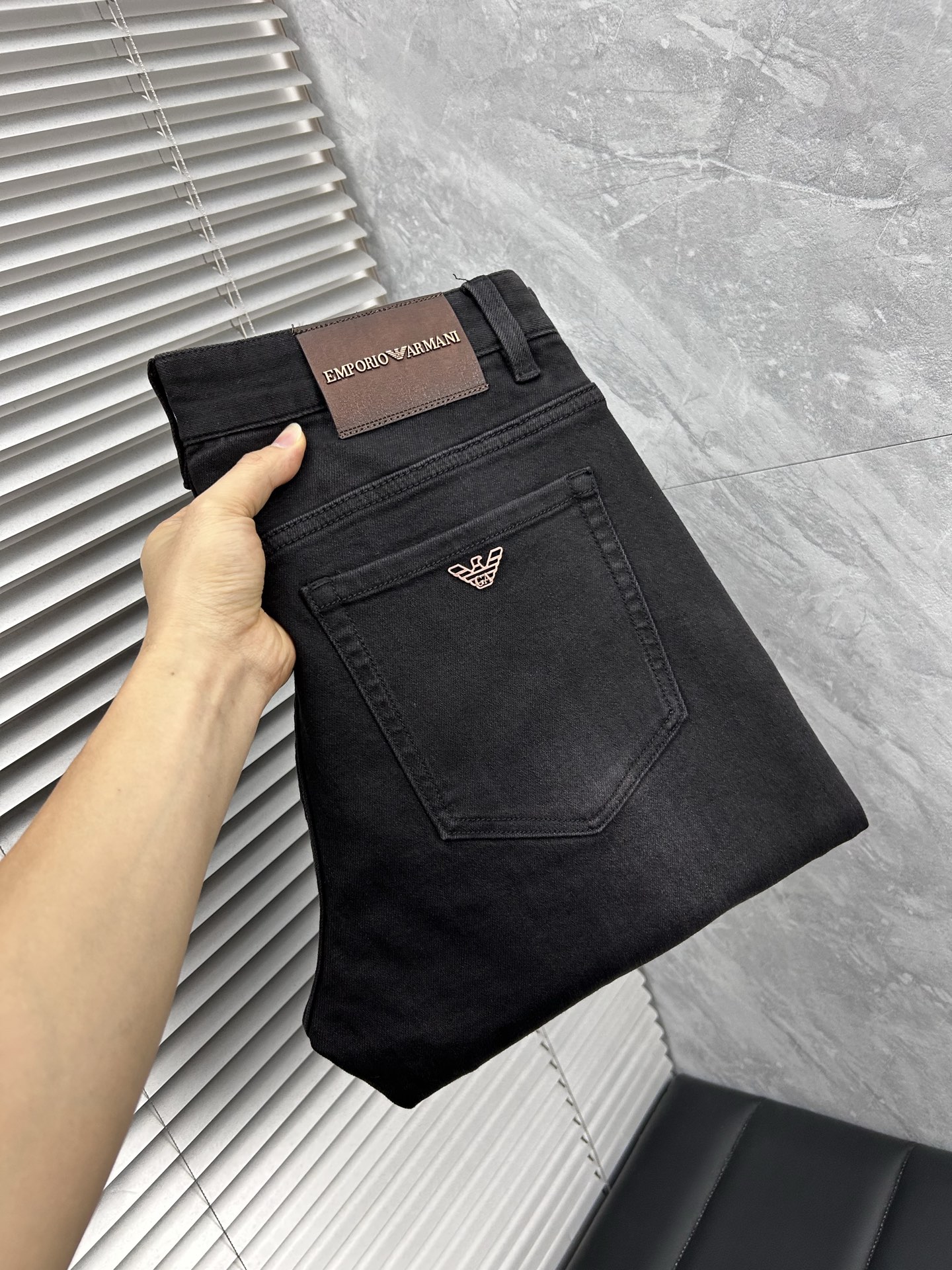 NO:725887,(Available after the New Year) Amma’s autumn and winter slim fit jeans!  Heavy-duty fermentation and washing process, the slim straight version with elastic upper body is very comfortable, and it is very classy to wear. Needless to say, the style and tailoring of the pants, the G mesh logo is highly recognizable!  Truly a first-class top trendy product!  Really top-notch jeans, using Turkish cotton to produce the most famous denim fabric. The quality is outstanding. After heavy-duty fermentation and washing, the pants are very soft!  The straight-leg version is not picky and the upper body is absolutely stylish!  !  !  Size 29——3837,,jeans,19860909（可年后） 阿玛‘’秋冬修身版牛仔裤！重工酵磨水洗工艺,修身直筒版型带弹力上身非常舒适,穿出去非常有档次,裤型款式和裁剪亦无需多言 ,G网Logo辨识度极高！真正一等一顶级潮品！真正殿堂级的牛仔裤,选用土耳其的棉花 生产出最有名的单宁布 品质卓然,经过重工酵磨水洗使得裤子很柔软！直脚的版型 不挑人 上身绝对的有型！！！尺码29——3837,,jeans,,Men's clothing