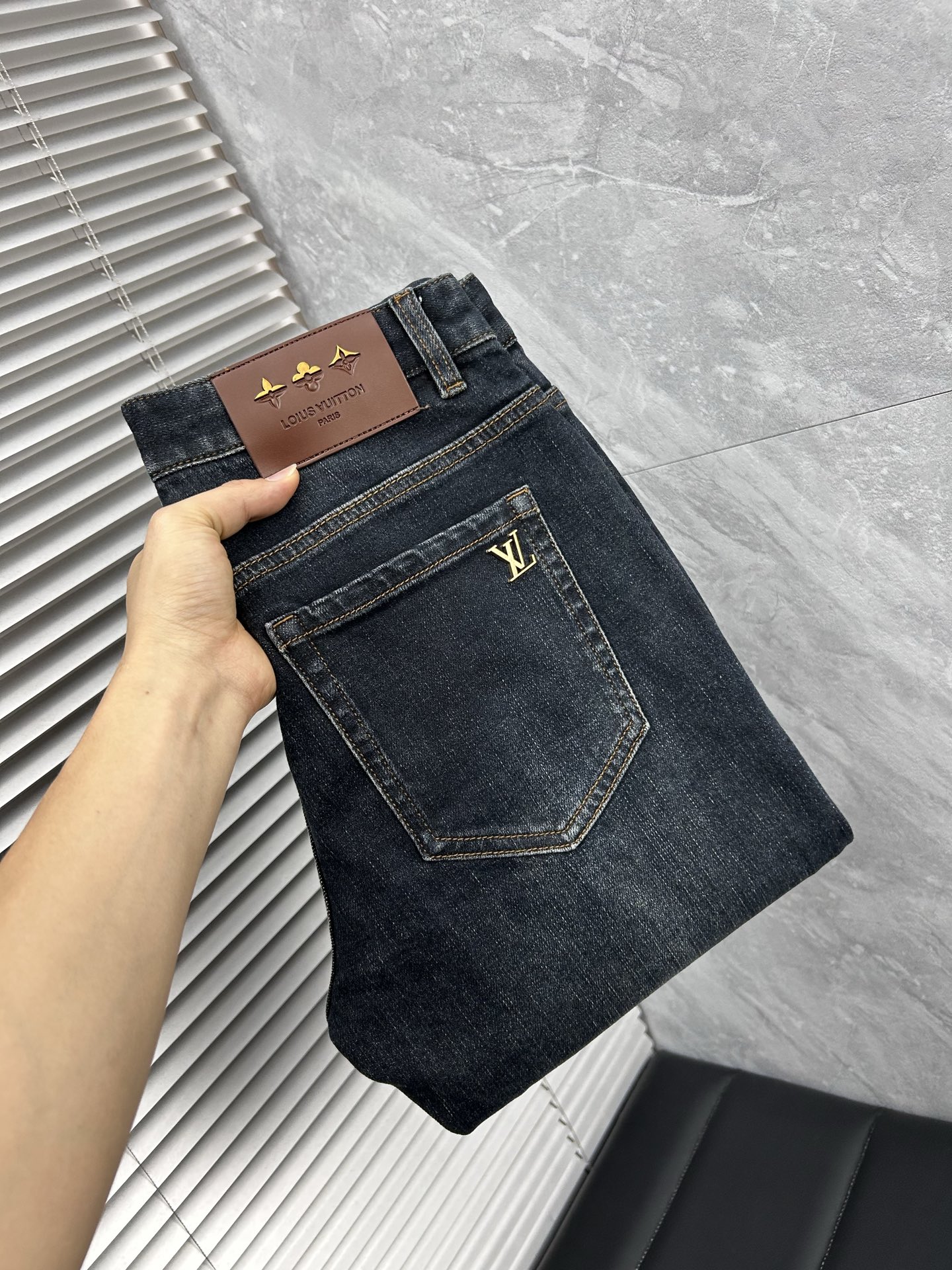 NO:725880,(Available after the New Year) LV autumn and winter slim-fit jeans!  Heavy-duty fermentation and washing process, the slim straight version with elastic upper body is very comfortable, and it is very classy to wear. Needless to say, the style and tailoring of the pants, the G mesh logo is highly recognizable!  Truly a first-class top trendy product!  Really top-notch jeans, using Turkish cotton to produce the most famous denim fabric. The quality is outstanding. After heavy-duty fermentation and washing, the pants are very soft!  The straight-leg version is not picky and the upper body is absolutely stylish!  !  !  Size 29——3837,,louis vuitton,jeans,19860909（可年后） LV 秋冬修身版牛仔裤！重工酵磨水洗工艺,修身直筒版型带弹力上身非常舒适,穿出去非常有档次,裤型款式和裁剪亦无需多言 ,G网Logo辨识度极高！真正一等一顶级潮品！真正殿堂级的牛仔裤,选用土耳其的棉花 生产出最有名的单宁布 品质卓然,经过重工酵磨水洗使得裤子很柔软！直脚的版型 不挑人 上身绝对的有型！！！尺码29——3837,,louis vuitton,jeans,,Men's clothing