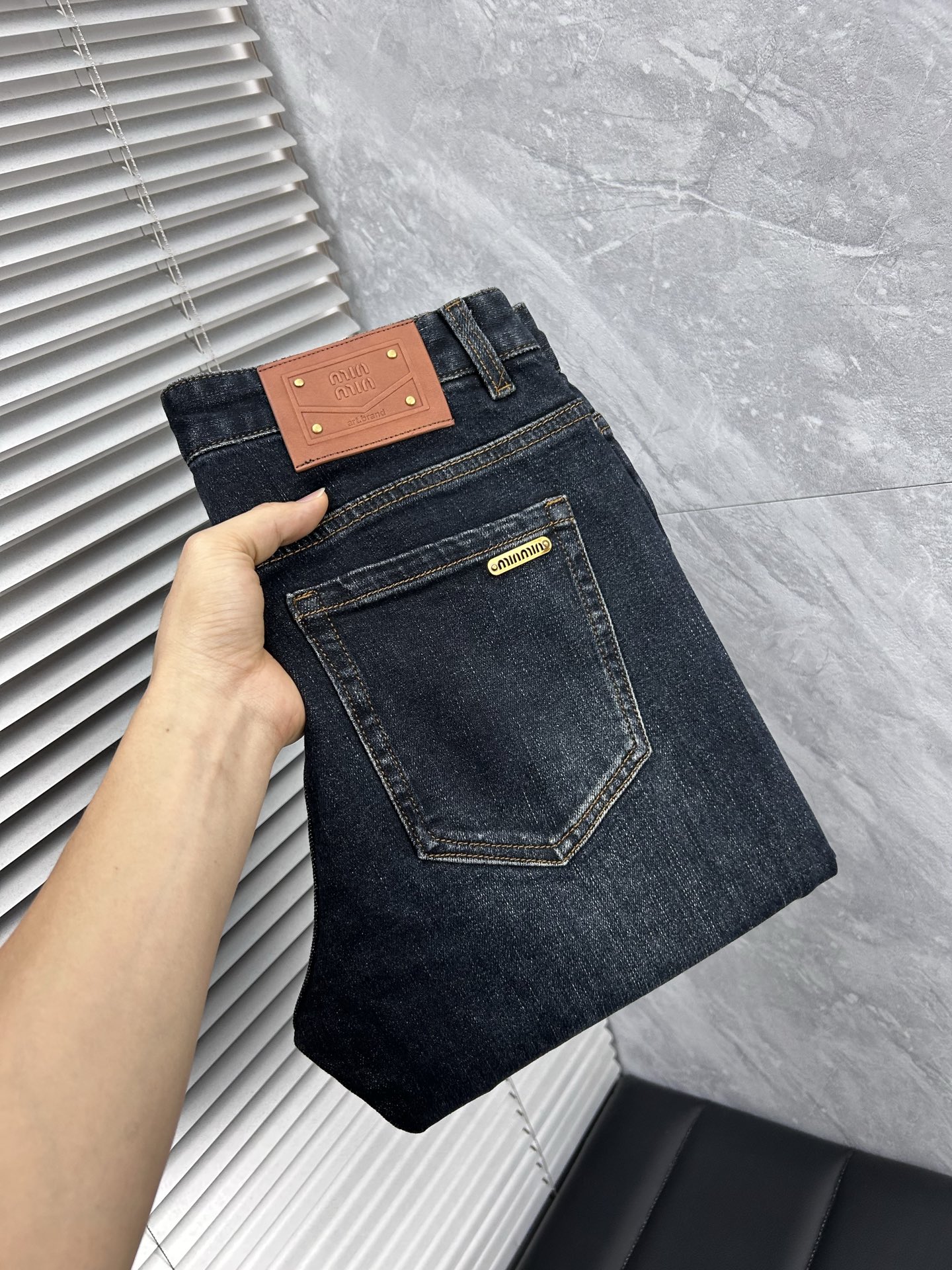 NO:725877,(Available after New Year) MIU autumn and winter slim fit jeans!  Heavy-duty fermentation and washing process, the slim straight version with elastic upper body is very comfortable, and it is very classy to wear. Needless to say, the style and tailoring of the pants, the G mesh logo is highly recognizable!  Truly a first-class top trendy product!  Really top-notch jeans, using Turkish cotton to produce the most famous denim fabric. The quality is outstanding. After heavy-duty fermentation and washing, the pants are very soft!  The straight-leg version is not picky and the upper body is absolutely stylish!  !  !  Size 29——3837,,miumiu,jeans,19860909（可年后） MIU 秋冬修身版牛仔裤！重工酵磨水洗工艺,修身直筒版型带弹力上身非常舒适,穿出去非常有档次,裤型款式和裁剪亦无需多言 ,G网Logo辨识度极高！真正一等一顶级潮品！真正殿堂级的牛仔裤,选用土耳其的棉花 生产出最有名的单宁布 品质卓然,经过重工酵磨水洗使得裤子很柔软！直脚的版型 不挑人 上身绝对的有型！！！尺码29——3837,,miumiu,jeans,,Men's clothing