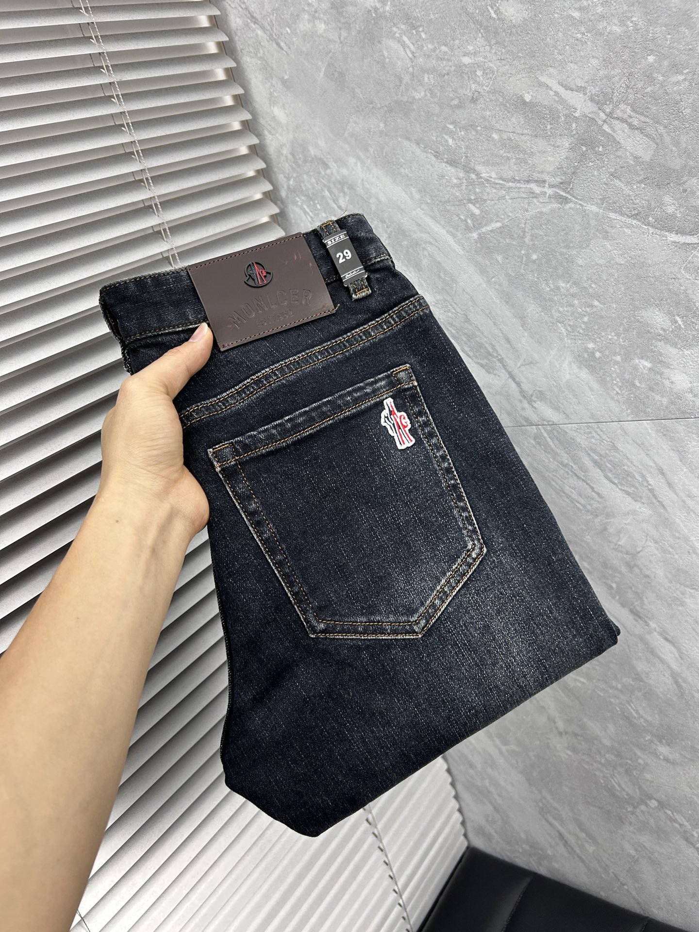 NO:725866,(Available after the New Year) Meng’s autumn and winter slim-fit jeans!  Heavy-duty fermentation and washing process, the slim straight version with elastic upper body is very comfortable, and it is very classy to wear. Needless to say, the style and tailoring of the pants, the G mesh logo is highly recognizable!  Truly a first-class top trendy product!  Really top-notch jeans, using Turkish cotton to produce the most famous denim fabric. The quality is outstanding. After heavy-duty fermentation and washing, the pants are very soft!  The straight-leg version is not picky and the upper body is absolutely stylish!  !  !  Size 29——3837,,jeans,19860909（可年后） 蒙‘’ 秋冬修身版牛仔裤！重工酵磨水洗工艺,修身直筒版型带弹力上身非常舒适,穿出去非常有档次,裤型款式和裁剪亦无需多言 ,G网Logo辨识度极高！真正一等一顶级潮品！真正殿堂级的牛仔裤,选用土耳其的棉花 生产出最有名的单宁布 品质卓然,经过重工酵磨水洗使得裤子很柔软！直脚的版型 不挑人 上身绝对的有型！！！尺码29——3837,,jeans,,Men's clothing