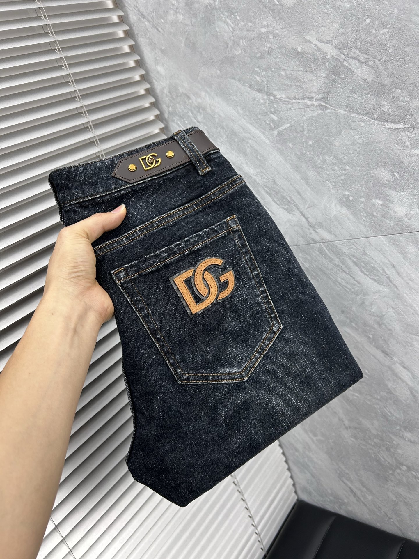 NO:725872,(Available after New Year) DG autumn and winter slim fit jeans!  Heavy-duty fermentation and washing process, the slim straight version with elastic upper body is very comfortable, and it is very classy to wear. Needless to say, the style and tailoring of the pants, the G mesh logo is highly recognizable!  Truly a first-class top trendy product!  Really top-notch jeans, using Turkish cotton to produce the most famous denim fabric. The quality is outstanding. After heavy-duty fermentation and washing, the pants are very soft!  The straight-leg version is not picky and the upper body is absolutely stylish!  !  !  Size 29——3837,,jeans,19860909（可年后） DG秋冬修身版牛仔裤！重工酵磨水洗工艺,修身直筒版型带弹力上身非常舒适,穿出去非常有档次,裤型款式和裁剪亦无需多言 ,G网Logo辨识度极高！真正一等一顶级潮品！真正殿堂级的牛仔裤,选用土耳其的棉花 生产出最有名的单宁布 品质卓然,经过重工酵磨水洗使得裤子很柔软！直脚的版型 不挑人 上身绝对的有型！！！尺码29——3837,,jeans,,Men's clothing