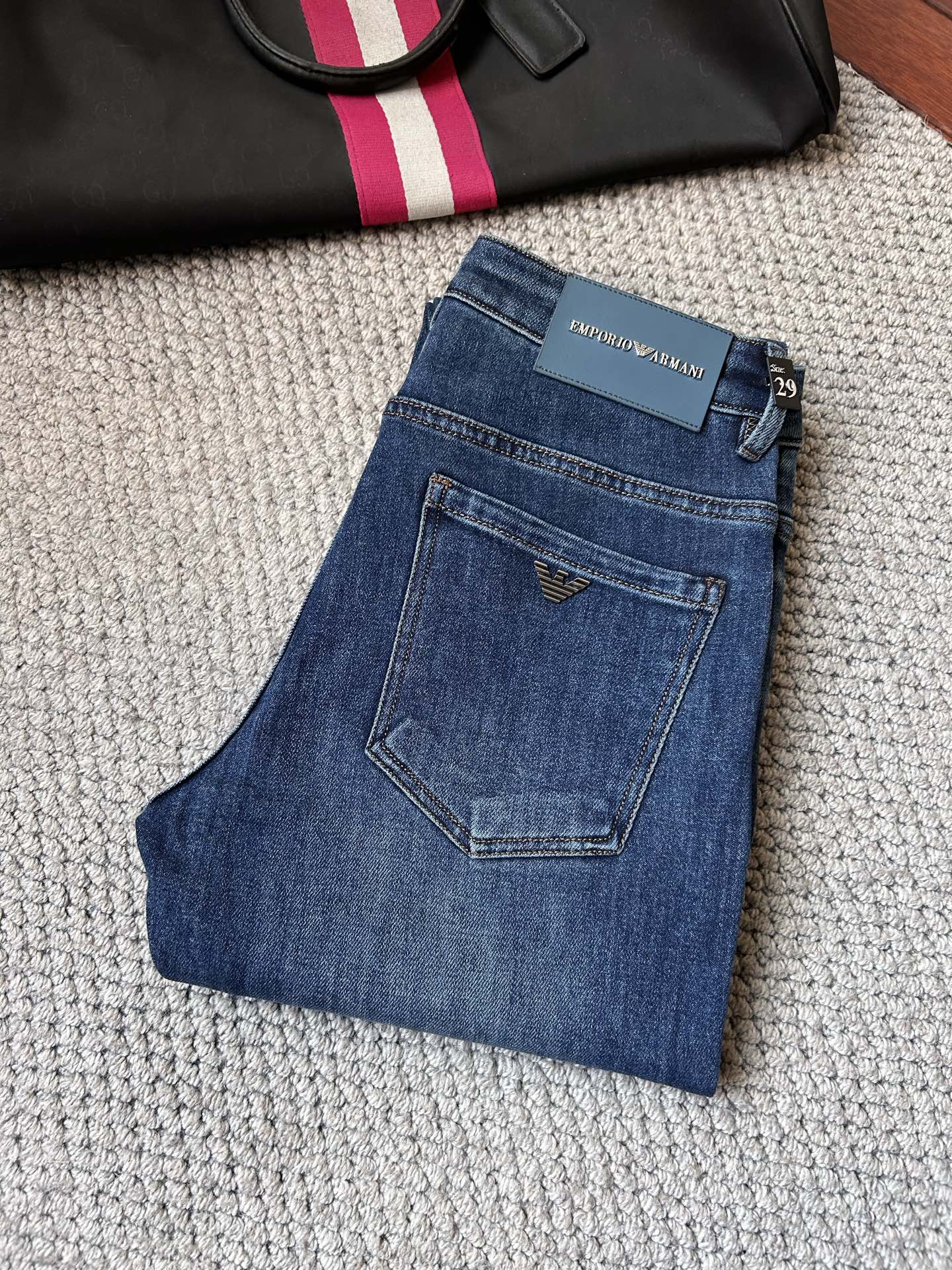 NO:725727,(Available after the New Year) Ama’s new heavy-duty casual jeans for autumn and winter, imported high-quality washed elastic fabric, the upper body is comfortable, breathable and stretchy, custom-supplied hardware accessories are decorated, the version is super correct, the whole product is the same as the original style, the upper body is very handsome…………………………………………………… Size29-38,,jeans,19860909（可年后）阿玛‘’ SS秋冬新品重工休闲牛仔裤,进口优质水洗弹力面料,上身舒适透气有弹力,客供五金辅料装饰,版型超正,全品相订单款,上身帅气十足 …………………………………………………… Size29-38,,jeans,,Men's clothing