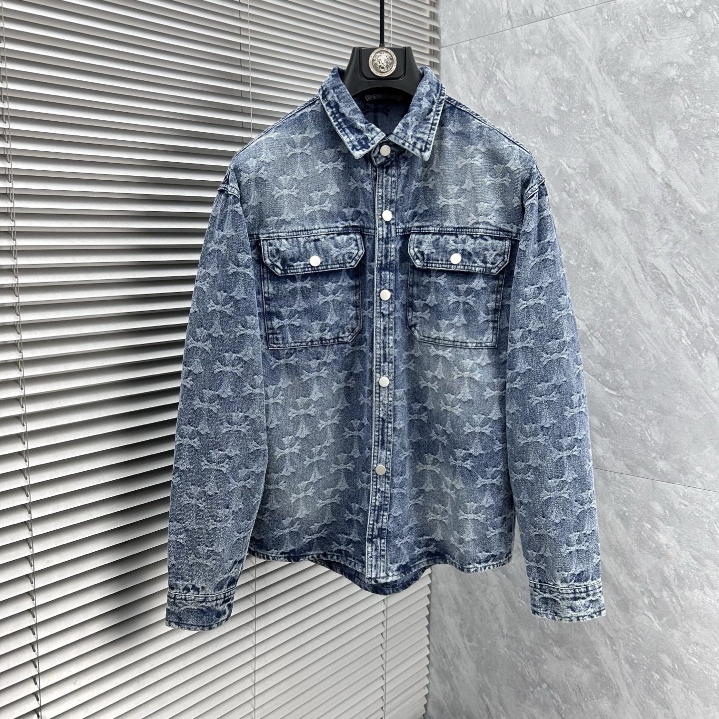 NO:908393,Cro's long-sleeved shirt style denim is made of imported denim fabric, logo jacquard, heavy industrial washing, shirt shape, hardware button embellishment, crisp and stylish, unique angle new interpretation, fashionable and versatile first choice!  Size M-3XL,,chrome hearts,19860909克罗‘’长袖衬衣款牛仔 精选进口丹宁牛仔面料,logo提花,重工洗水,衬衣型,五金纽扣点缀,挺括有型,独有的角度全新演绎 时尚百搭首选！码数M-3XL,,chrome hearts,,Men's clothing
