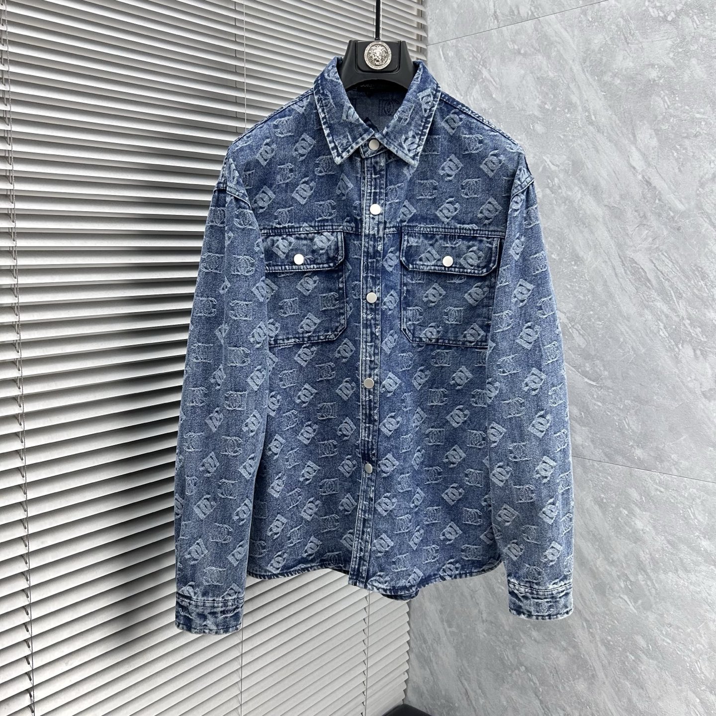 NO:934591,DG long-sleeved shirt style denim is made of imported denim fabric, logo jacquard, heavy industrial washing, shirt shape, hardware button embellishment, crisp and stylish, unique angle new interpretation, fashionable and versatile choice!  Size M-3XL,,19860909DG 长袖衬衣款牛仔 精选进口丹宁牛仔面料,logo提花,重工洗水,衬衣型,五金纽扣点缀,挺括有型,独有的角度全新演绎 时尚百搭首选！码数M-3XL,,,Men's clothing