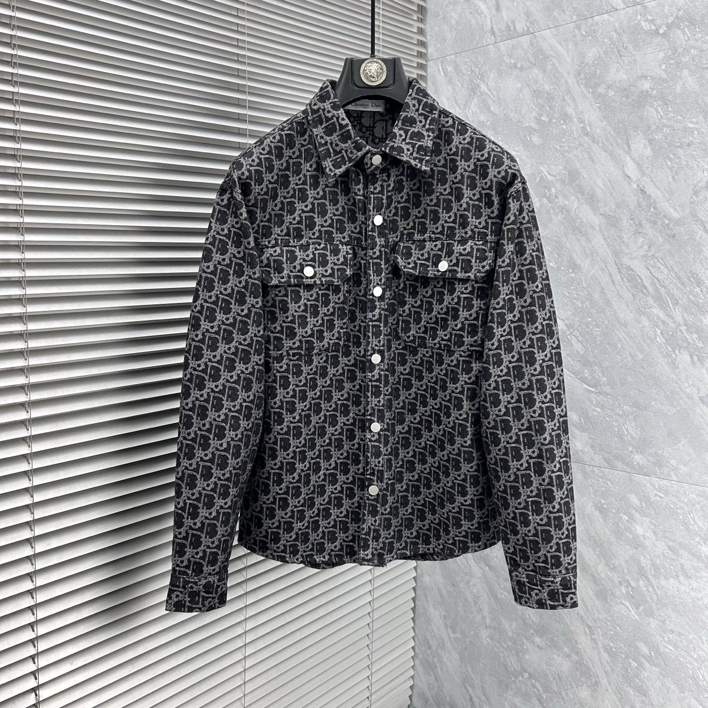 NO:934587,dr long-sleeved shirt style denim, selected imported denim denim fabric, logo jacquard, heavy industrial washing, shirt shape, hardware button embellishment, crisp and stylish, unique angle new interpretation, fashionable and versatile first choice!  Size M-3XL,,19860909dr 长袖衬衣款牛仔 精选进口丹宁牛仔面料,logo提花,重工洗水,衬衣型,五金纽扣点缀,挺括有型,独有的角度全新演绎 时尚百搭首选！码数M-3XL,,,Men's clothing
