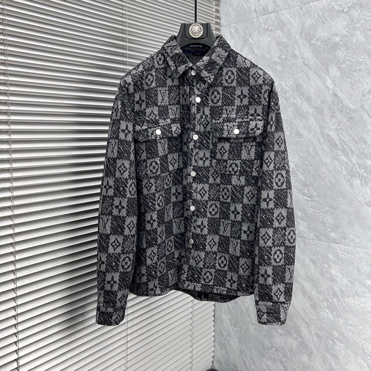 NO:934583,LV Louis long-sleeved denim shirt is made of imported denim fabric, logo jacquard, heavy industrial washing, shirt shape, hardware button embellishment, crisp and stylish, unique angle new interpretation, fashionable and versatile choice!  Size M-3XL,,louis vuitton,louis vuitton,19860909LV路易 长袖衬衣款牛仔 精选进口丹宁牛仔面料,logo提花,重工洗水,衬衣型,五金纽扣点缀,挺括有型,独有的角度全新演绎 时尚百搭首选！码数M-3XL,,louis vuitton,louis vuitton,,Men's clothing