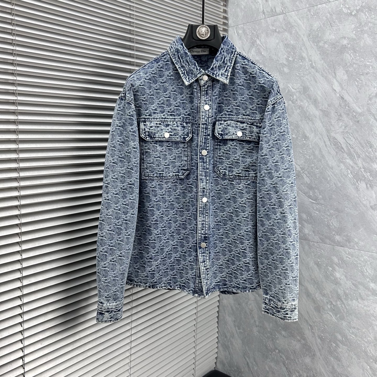 NO:908397,dr long-sleeved shirt style denim, selected imported denim denim fabric, logo jacquard, heavy industrial washing, shirt shape, hardware button embellishment, crisp and stylish, unique angle new interpretation, fashionable and versatile first choice!  Size M-3XL,,19860909dr 长袖衬衣款牛仔 精选进口丹宁牛仔面料,logo提花,重工洗水,衬衣型,五金纽扣点缀,挺括有型,独有的角度全新演绎 时尚百搭首选！码数M-3XL,,,Men's clothing