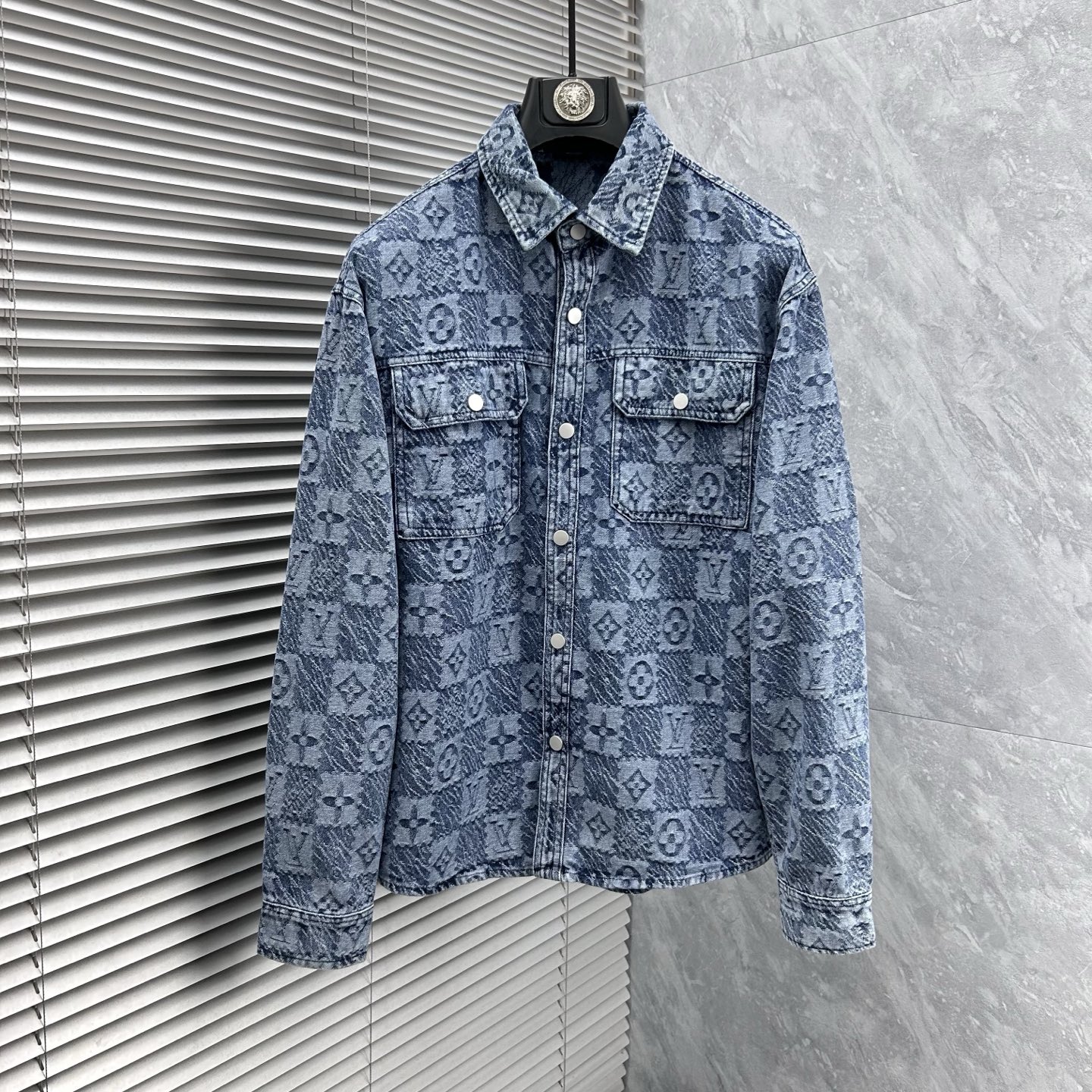 NO:934579,LV Louis long-sleeved denim shirt is made of imported denim fabric, logo jacquard, heavy industrial washing, shirt shape, hardware button embellishment, crisp and stylish, unique angle new interpretation, fashionable and versatile choice!  Size M-3XL,,louis vuitton,louis vuitton,19860909LV路易 长袖衬衣款牛仔 精选进口丹宁牛仔面料,logo提花,重工洗水,衬衣型,五金纽扣点缀,挺括有型,独有的角度全新演绎 时尚百搭首选！码数M-3XL,,louis vuitton,louis vuitton,,Men's clothing