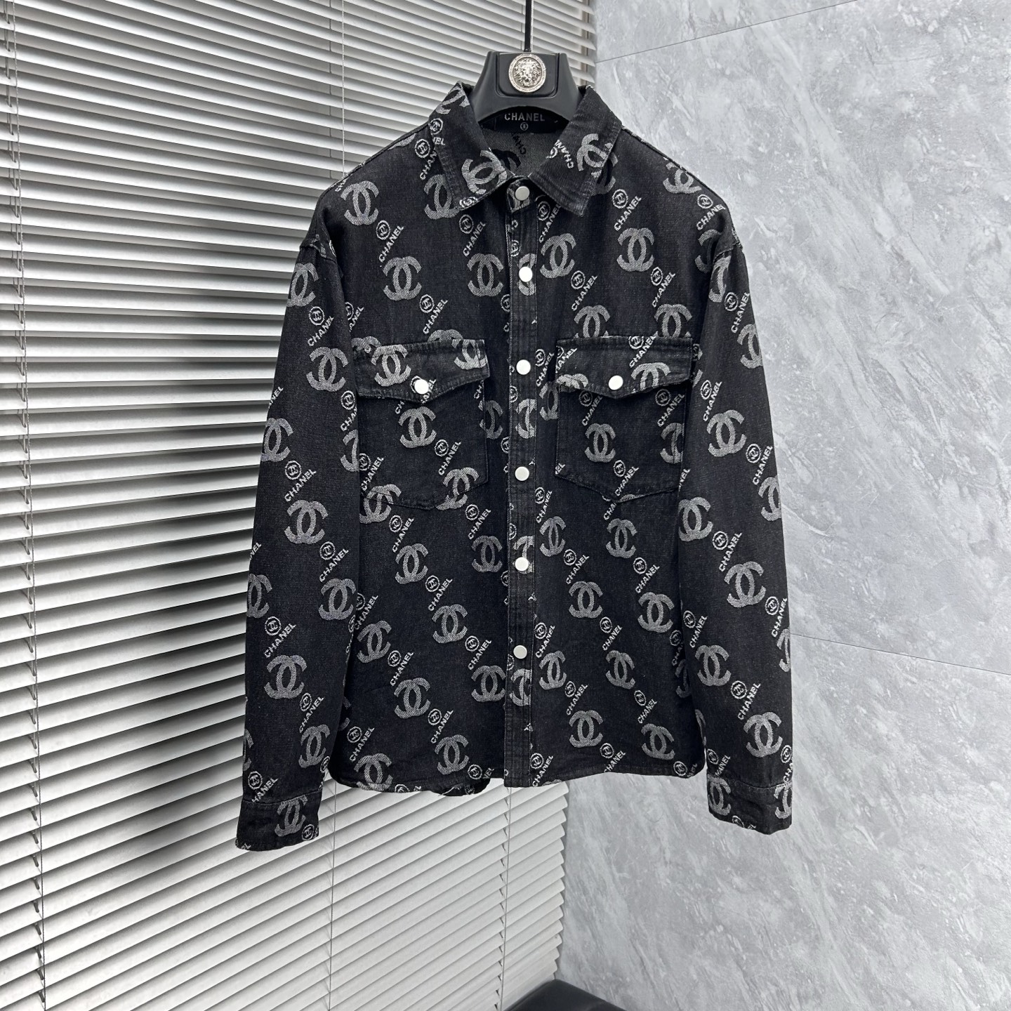 NO:908401,Chanel's long-sleeved shirt style denim is made of imported denim fabric, logo jacquard, heavy industrial washing, shirt shape, hardware buttons embellishment, crisp and stylish, unique angle new interpretation, fashionable and versatile choice!  Size M-3XL,,chanel,19860909香奈‘’长袖衬衣款牛仔 精选进口丹宁牛仔面料,logo提花,重工洗水,衬衣型,五金纽扣点缀,挺括有型,独有的角度全新演绎 时尚百搭首选！码数M-3XL,,chanel,,Men's clothing