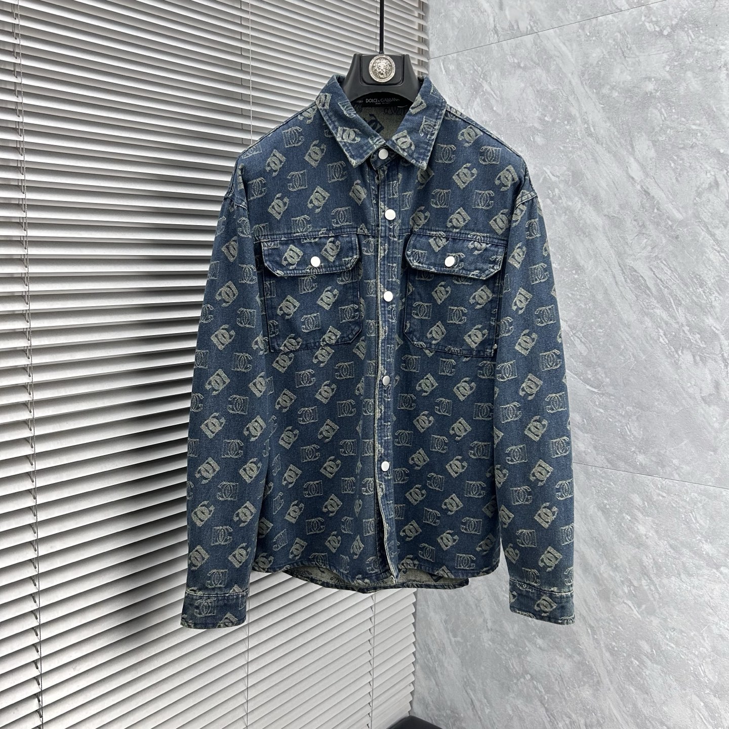 NO:908406,DG long-sleeved shirt style denim is made of imported denim fabric, logo jacquard, heavy industrial washing, shirt shape, hardware button embellishment, crisp and stylish, unique angle new interpretation, fashionable and versatile choice!  Size M-3XL,,19860909DG 长袖衬衣款牛仔 精选进口丹宁牛仔面料,logo提花,重工洗水,衬衣型,五金纽扣点缀,挺括有型,独有的角度全新演绎 时尚百搭首选！码数M-3XL,,,Men's clothing