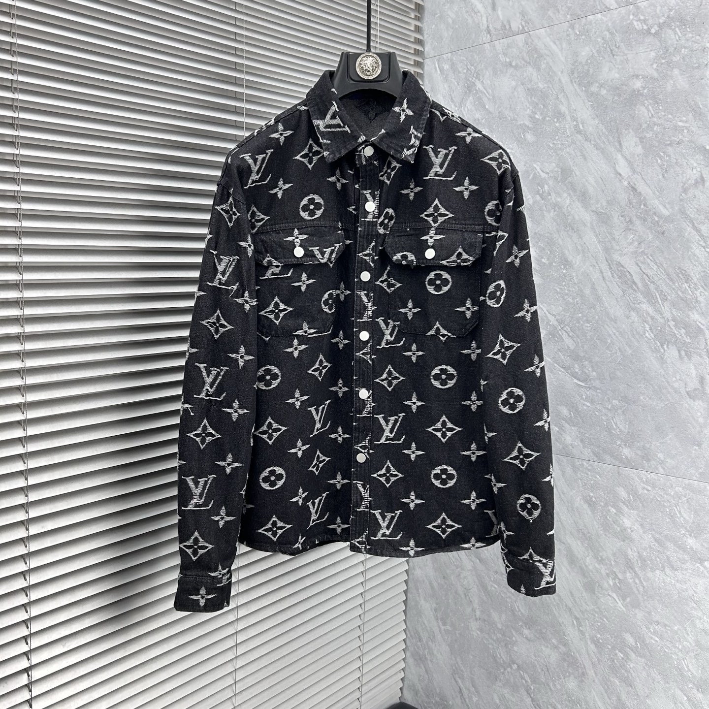 NO:908410,LV Louis long-sleeved denim shirt is made of imported denim fabric, logo jacquard, heavy industrial washing, shirt shape, hardware button embellishment, crisp and stylish, unique angle new interpretation, fashionable and versatile choice!  Size M-3XL,,louis vuitton,louis vuitton,19860909LV路易 长袖衬衣款牛仔 精选进口丹宁牛仔面料,logo提花,重工洗水,衬衣型,五金纽扣点缀,挺括有型,独有的角度全新演绎 时尚百搭首选！码数M-3XL,,louis vuitton,louis vuitton,,Men's clothing