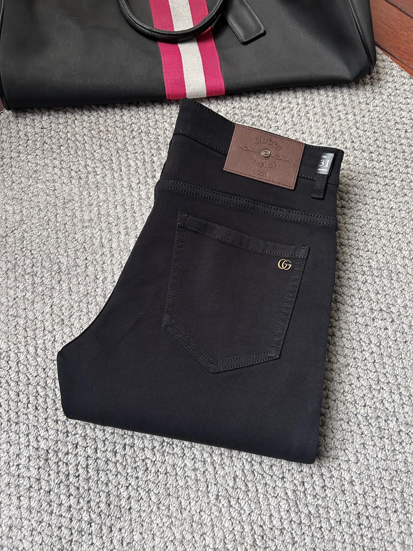 NO:877315,GUCC's high-end customization and latest jeans are sold simultaneously at the counter. Original customization. Customer-supplied hardware and accessories. Original quality. Imported solid-color denim elastic fabric. Heavy washing. Fine workmanship. Excellent upper body!  The preferred items are complete in three sizes.……………………………………………… Size29-38,,gucci,jeans,19860909GUCC‘’高端定制、最新款牛仔裤 柜台同步发售 原版定制 客供五金辅料 原单品质 进口固色牛仔弹力面料 重工洗水 做工走线精细 上身绝佳！优选单品 三标齐全.…………………………………………………… Size29-38,,gucci,jeans,,Men's clothing