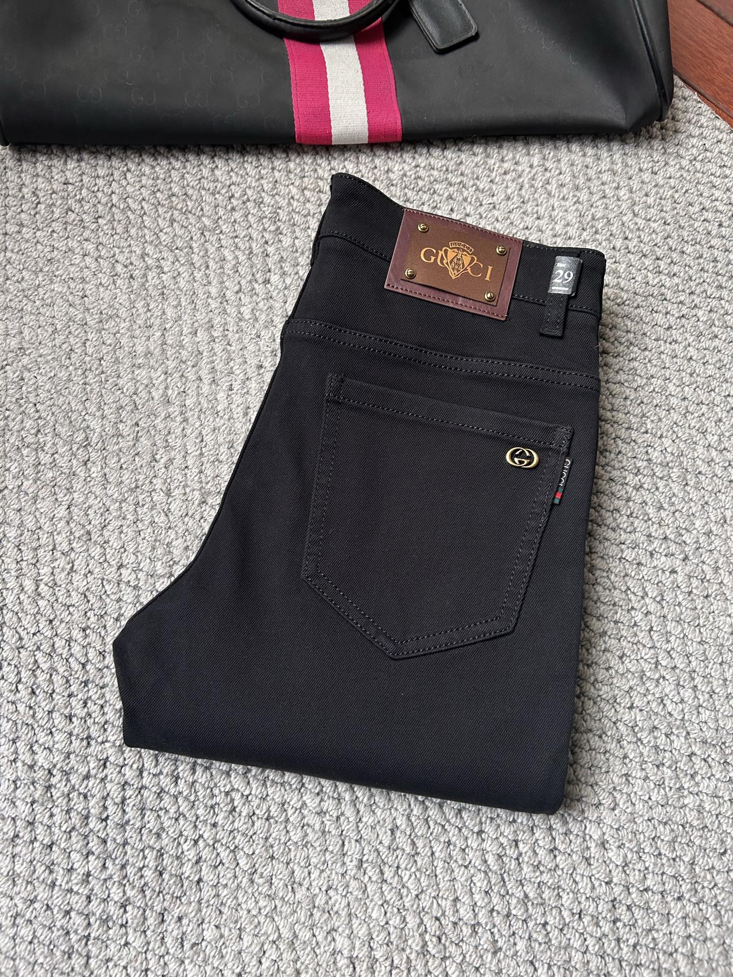 NO:877319,GUCC high-end customization, the latest jeans, sold simultaneously at the counter, original customization, customer-supplied hardware accessories, original quality, imported solid-color denim elastic fabric, heavy washing, fine workmanship, and excellent upper body!  The preferred items are complete in three sizes.……………………………………………… Size29-38,,gucci,jeans,19860909GUCC 高端定制、最新款牛仔裤 柜台同步发售 原版定制 客供五金辅料 原单品质 进口固色牛仔弹力面料 重工洗水 做工走线精细 上身绝佳！优选单品 三标齐全.…………………………………………………… Size29-38,,gucci,jeans,,Men's clothing