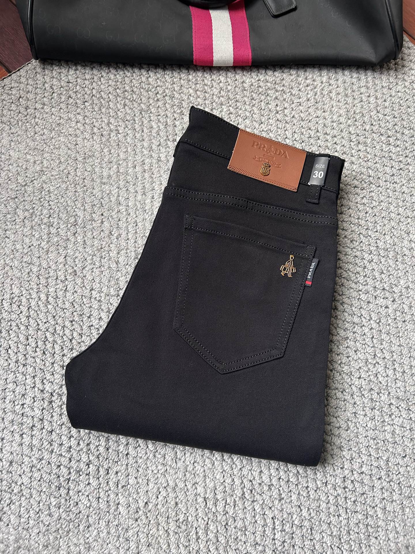 NO:877311,PRAD's high-end customization, the latest jeans, sold simultaneously at the counter, original customization, customer-supplied hardware accessories, original quality, imported solid-color denim elastic fabric, heavy washing, fine workmanship and routing, excellent upper body!  The preferred items are complete in three sizes.……………………………………………………………… Size29-38,, prada, jeans,19860909PRAD‘’高端定制、最新款牛仔裤 柜台同步发售 原版定制 客供五金辅料 原单品质 进口固色牛仔弹力面料 重工洗水 做工走线精细 上身绝佳！优选单品 三标齐全.…………………………………………………… Size29-38,,prada,jeans,,Men's clothing