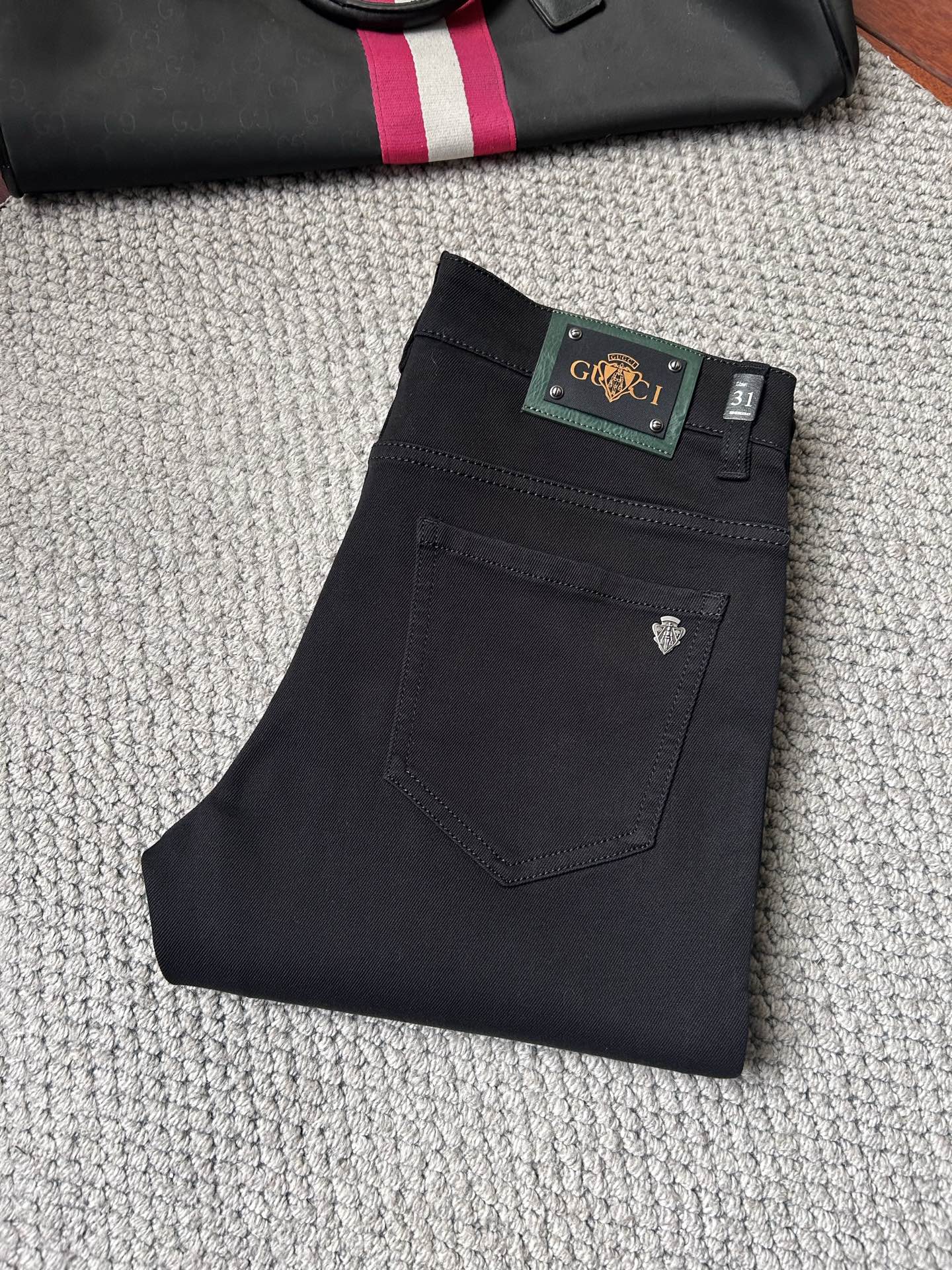 NO:877306,GUCC's high-end customization and latest jeans are sold simultaneously at the counter. Original customization. Customer-supplied hardware and accessories. Original quality. Imported solid-color denim elastic fabric. Heavy washing. Fine workmanship. Excellent upper body!  The preferred items are complete in three sizes.……………………………………………… Size29-38,,gucci,jeans,19860909GUCC‘’高端定制、最新款牛仔裤 柜台同步发售 原版定制 客供五金辅料 原单品质 进口固色牛仔弹力面料 重工洗水 做工走线精细 上身绝佳！优选单品 三标齐全.…………………………………………………… Size29-38,,gucci,jeans,,Men's clothing