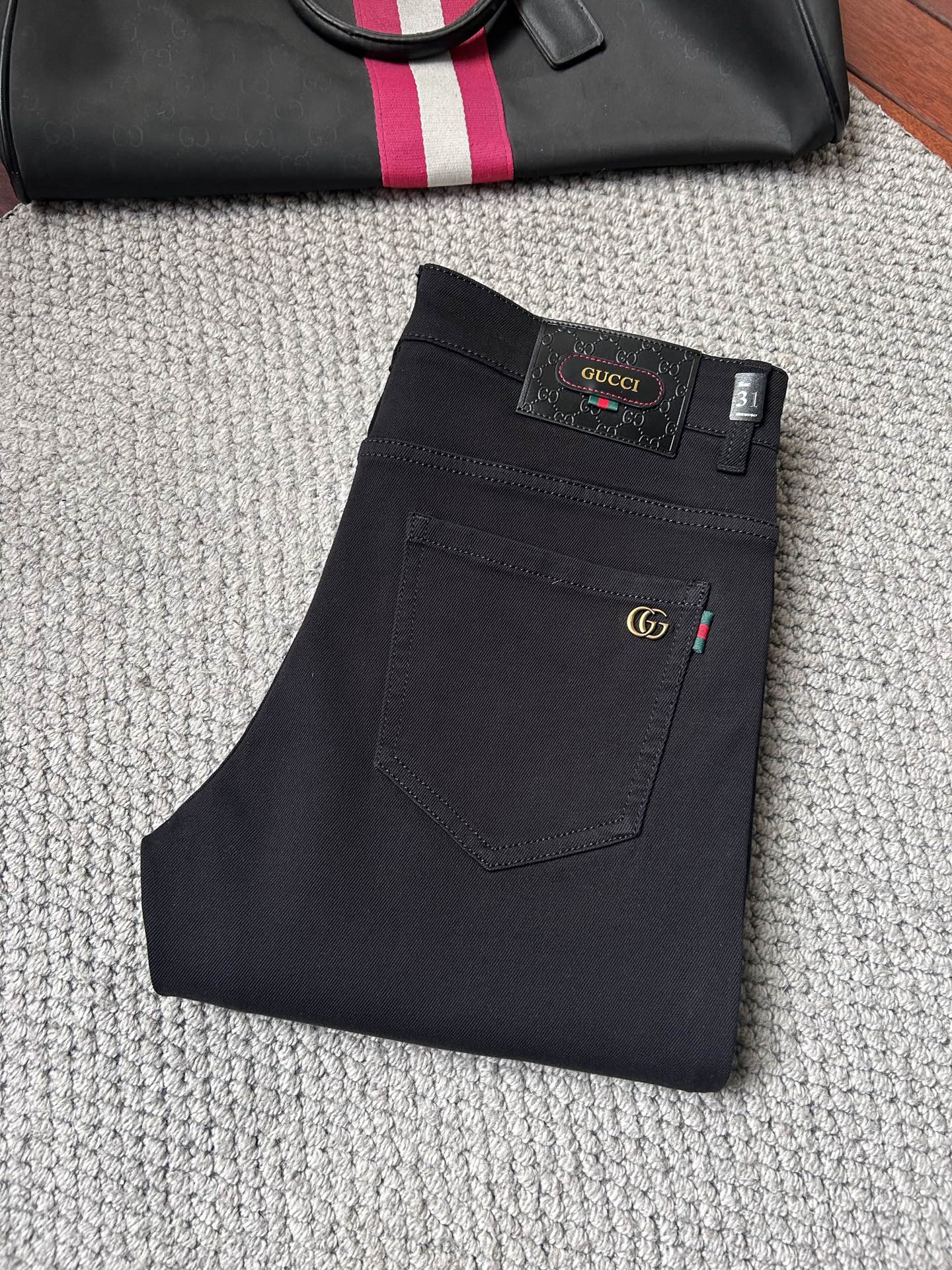 NO:937877,GUCC's high-end customization and latest jeans are sold simultaneously at the counter. Original customization. Customer-supplied hardware and accessories. Original quality. Imported solid-color denim elastic fabric. Heavy washing. Fine workmanship. Excellent upper body!  The preferred items are complete in three sizes.……………………………………………… Size29-38,,gucci,jeans,19860909GUCC‘’高端定制、最新款牛仔裤 柜台同步发售 原版定制 客供五金辅料 原单品质 进口固色牛仔弹力面料 重工洗水 做工走线精细 上身绝佳！优选单品 三标齐全.…………………………………………………… Size29-38,,gucci,jeans,,Men's clothing