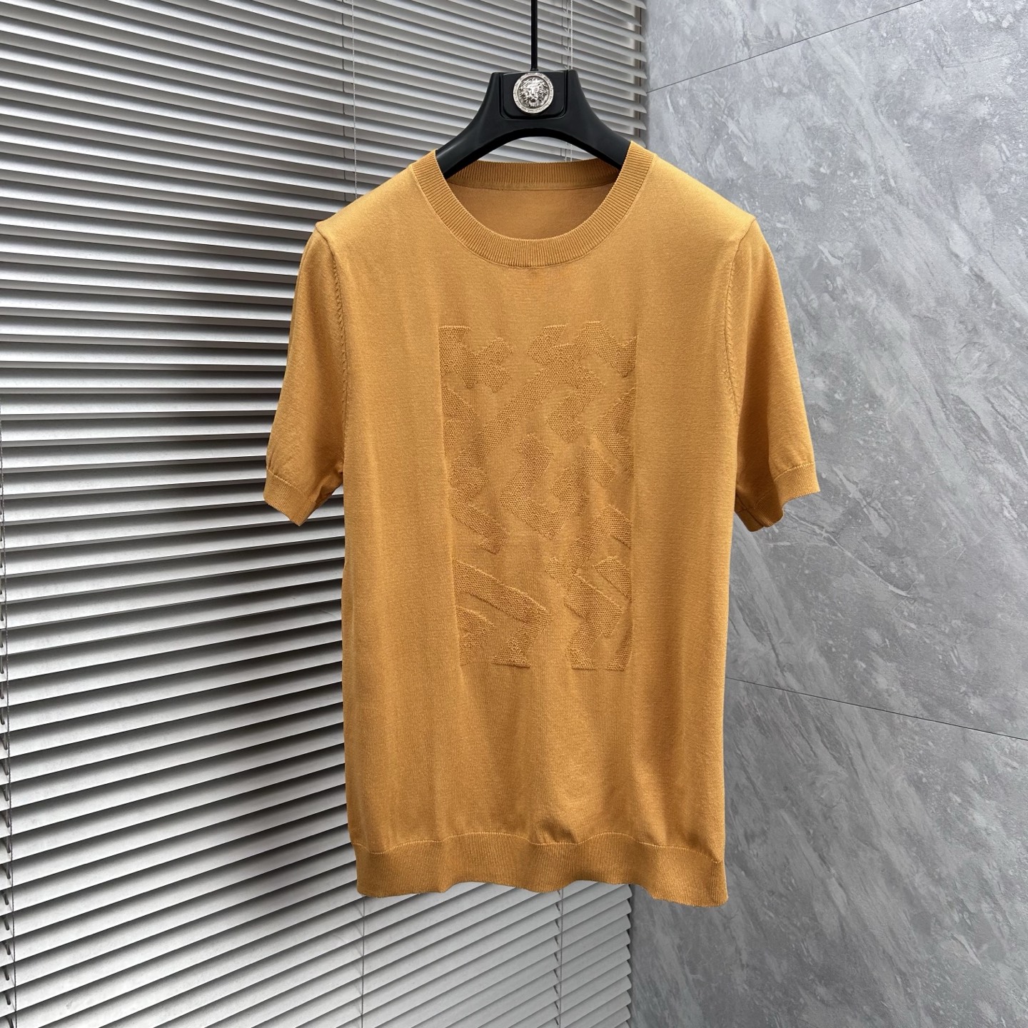 NO:871500,Given's new 2026 spring and summer men's top knitted short-sleeved T-shirt, the brand's latest design elements!  It’s neither monotonous nor complicated, just the right amount to show off your taste!  Customized Yilite top original exclusive fabrics for customers!  Breathability, comfort and breathability are not a problem at all, and the unique luxury feel of the fabric presents a simple and elegant temperament!  The matching design has the brand’s unique style charm!  Standard cut design!  Every detail is in sync with high-end fashion. Sizes: M-3XL, givenchy, T-shirt, tees, t-shirt,19860909纪梵‘’2026春夏新款男士顶级针织短袖T恤,品牌最新设计元素！既不单调也不复杂,恰到好处的展现品味！客供定制伊力特顶级原版专属面料！透气舒适透气根本不在话下,面料独具的高奢感呈现简约优雅气质！搭配设计极具品牌独特风格魅力！标准裁剪设计！每一处细节都是与高端时尚同步的体现.尺码:M-3XL,,givenchy,T-shirt,tees，t-shirt,,Men's clothing