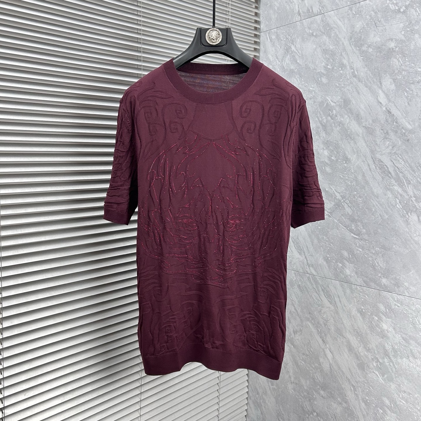 NO:871507,Fansi's new 2026 spring and summer men's top knitted short-sleeved T-shirt, the brand's latest design elements!  It’s neither monotonous nor complicated, just the right amount to show off your taste!  Customized Yilite top original exclusive fabrics for customers!  Breathability, comfort and breathability are not a problem at all, and the unique luxury feel of the fabric presents a simple and elegant temperament!  The matching design has the brand’s unique style charm!  Standard cut design!  Every detail is in sync with high-end fashion. Sizes: M-3XL, versace, T-shirt, tees, t-shirt,19860909范思‘’2026春夏新款男士顶级针织短袖T恤,品牌最新设计元素！既不单调也不复杂,恰到好处的展现品味！客供定制伊力特顶级原版专属面料！透气舒适透气根本不在话下,面料独具的高奢感呈现简约优雅气质！搭配设计极具品牌独特风格魅力！标准裁剪设计！每一处细节都是与高端时尚同步的体现.尺码:M-3XL,,versace,T-shirt,tees，t-shirt,,Men's clothing