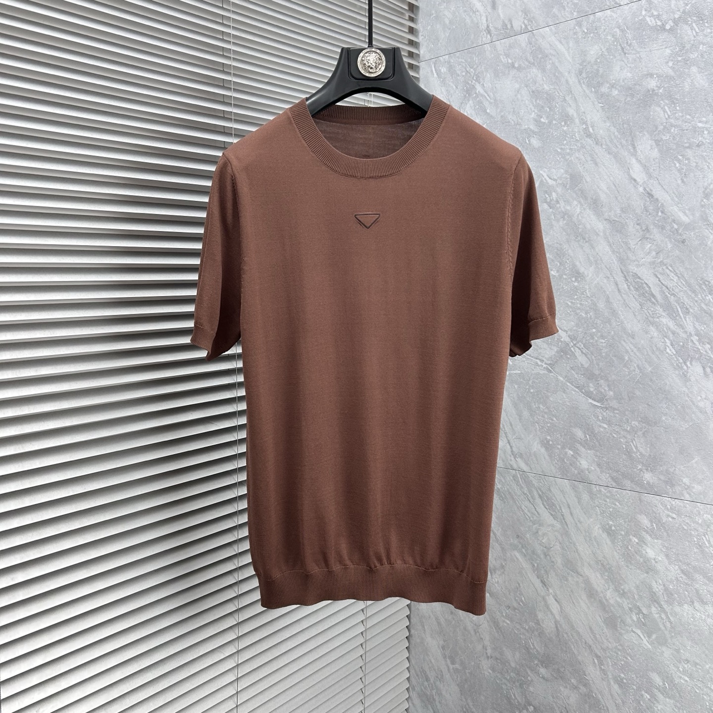 NO:871514,Pula’s new 2026 spring and summer men’s top knitted short-sleeved T-shirt, the brand’s latest design elements!  It’s neither monotonous nor complicated, just the right amount to show off your taste!  Customized Yilite top original exclusive fabrics for customers!  Breathability, comfort and breathability are not a problem at all, and the unique luxury feel of the fabric presents a simple and elegant temperament!  The matching design has the brand’s unique style charm!  Standard cut design!  Every detail is in sync with high-end fashion. Sizes: M-3XL, prada, T-shirt, tees, t-shirt,19860909普拉’2026春夏新款男士顶级针织短袖T恤,品牌最新设计元素！既不单调也不复杂,恰到好处的展现品味！客供定制伊力特顶级原版专属面料！透气舒适透气根本不在话下,面料独具的高奢感呈现简约优雅气质！搭配设计极具品牌独特风格魅力！标准裁剪设计！每一处细节都是与高端时尚同步的体现.尺码:M-3XL,,prada,T-shirt,tees，t-shirt,,Men's clothing