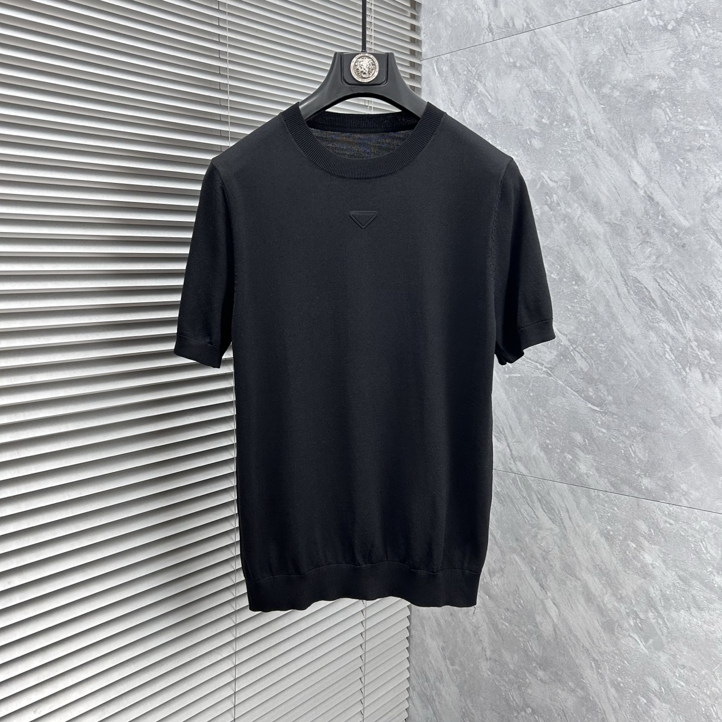 NO:871521,Pula's new 2026 spring and summer men's top knitted short-sleeved T-shirt, the brand's latest design elements!  It’s neither monotonous nor complicated, just the right amount to show off your taste!  Customized Yilite top original exclusive fabrics for customers!  Breathability, comfort and breathability are not a problem at all, and the unique luxury feel of the fabric presents a simple and elegant temperament!  The matching design has the brand’s unique style charm!  Standard cut design!  Every detail is in sync with high-end fashion. Sizes: M-3XL, prada, T-shirt, tees, t-shirt,19860909普拉‘’2026春夏新款男士顶级针织短袖T恤,品牌最新设计元素！既不单调也不复杂,恰到好处的展现品味！客供定制伊力特顶级原版专属面料！透气舒适透气根本不在话下,面料独具的高奢感呈现简约优雅气质！搭配设计极具品牌独特风格魅力！标准裁剪设计！每一处细节都是与高端时尚同步的体现.尺码:M-3XL,,prada,T-shirt,tees，t-shirt,,Men's clothing