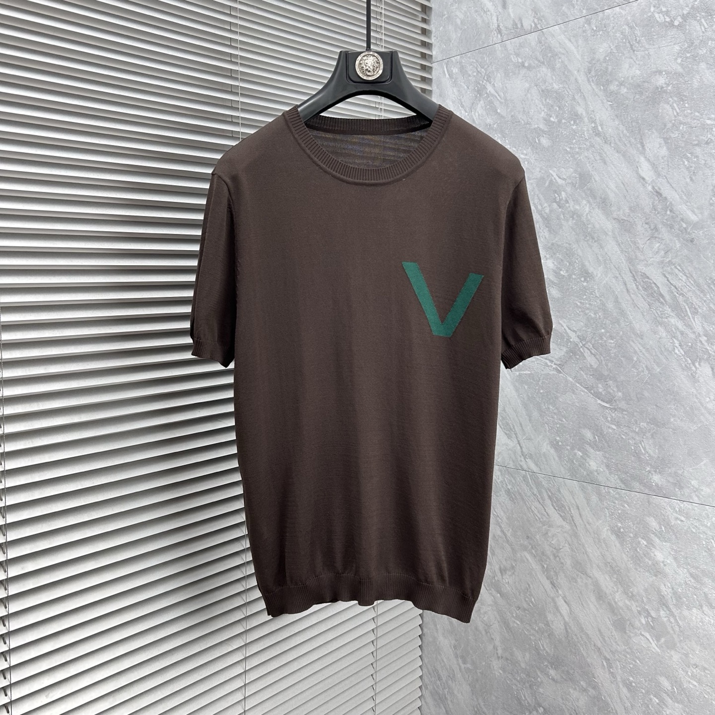 NO:871528,L''2026 new spring and summer men's top knitted short-sleeved T-shirt, the brand's latest design elements!  It’s neither monotonous nor complicated, just the right amount to show off your taste!  Customized Yilite top original exclusive fabrics for customers!  Breathability, comfort and breathability are not a problem at all, and the unique luxury feel of the fabric presents a simple and elegant temperament!  The matching design has the brand’s unique style charm!  Standard cut design!  Every detail is in sync with high-end fashion. Sizes: M-3XL,, T-shirt, tees, t-shirt,19860909L‘’2026春夏新款男士顶级针织短袖T恤,品牌最新设计元素！既不单调也不复杂,恰到好处的展现品味！客供定制伊力特顶级原版专属面料！透气舒适透气根本不在话下,面料独具的高奢感呈现简约优雅气质！搭配设计极具品牌独特风格魅力！标准裁剪设计！每一处细节都是与高端时尚同步的体现.尺码:M-3XL,,T-shirt,tees，t-shirt,,Men's clothing