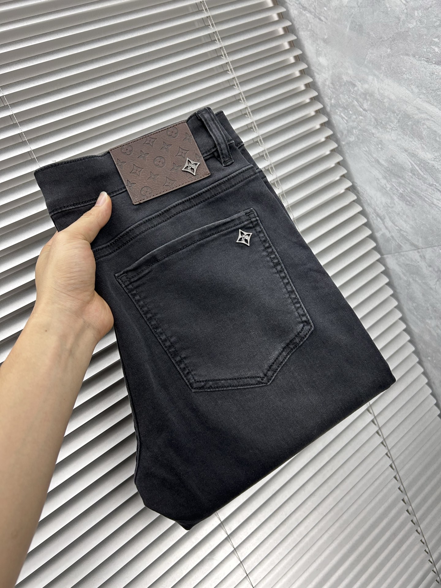 NO:934642,LV's 2026 spring and summer new men's jeans are made of imported denim fabrics, heavy-duty environmentally friendly washing, soft to the touch and wear-resistant, small straight version, slightly elastic, slimming, perfect details, high-quality hardware and accessories, fine workmanship, extraordinary, code number 28-38, shipped next day, louis vuitton, jeans,19860909LV‘’ 2026春夏新款男士牛仔裤 精选进口丹宁牛仔面料 重工环保洗水 手感柔和 兼备耐磨性 版型小直筒 微弹力显瘦修身,细节完美,五金辅料精选高等品质,做工精细,绝非凡品,码数28-38,隔天出货,,louis vuitton,jeans,,Men's clothing
