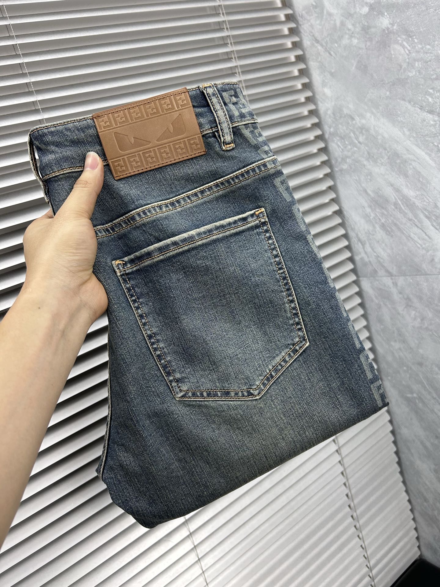 NO:934637,Fen’’ 2026 spring and summer new men’s jeans are made of imported denim fabrics, heavy-duty environmentally friendly washing, soft to the touch and wear-resistant, small straight version, slightly elastic, slimming, perfect details, high-quality hardware and accessories, fine workmanship, extraordinary, code number 28-38, shipped next day,,jeans,19860909芬‘’ 2026春夏新款男士牛仔裤 精选进口丹宁牛仔面料 重工环保洗水 手感柔和 兼备耐磨性 版型小直筒 微弹力显瘦修身,细节完美,五金辅料精选高等品质,做工精细,绝非凡品,码数28-38,隔天出货,,jeans,,Men's clothing