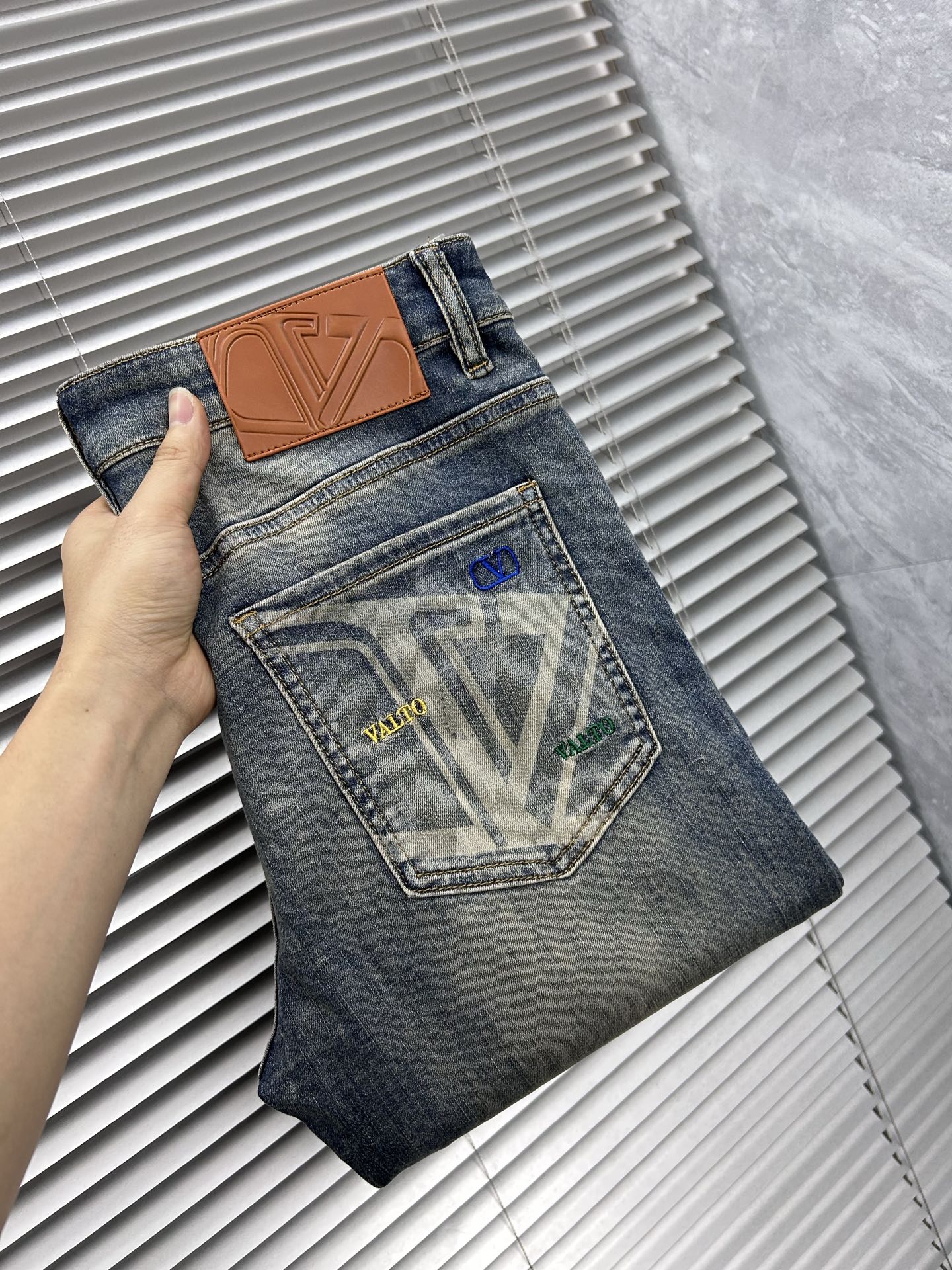 NO:908395,Valentino's 2026 spring and summer new men's jeans. Selected imported denim denim fabric. Heavy-duty environmentally friendly washing. Soft feel and wear resistance. Small straight version. Micro-elasticity makes you slim and slim. Perfect details. High-quality hardware and accessories. Fine workmanship. Unparalleled. Code number 28-38. Shipped next day. valentino,jeans,19860909华伦天奴‘’ 2026春夏新款男士牛仔裤 精选进口丹宁牛仔面料 重工环保洗水 手感柔和 兼备耐磨性 版型小直筒 微弹力显瘦修身,细节完美,五金辅料精选高等品质,做工精细,绝非凡品,码数28-38,隔天出货,,valentino,jeans,,Men's clothing