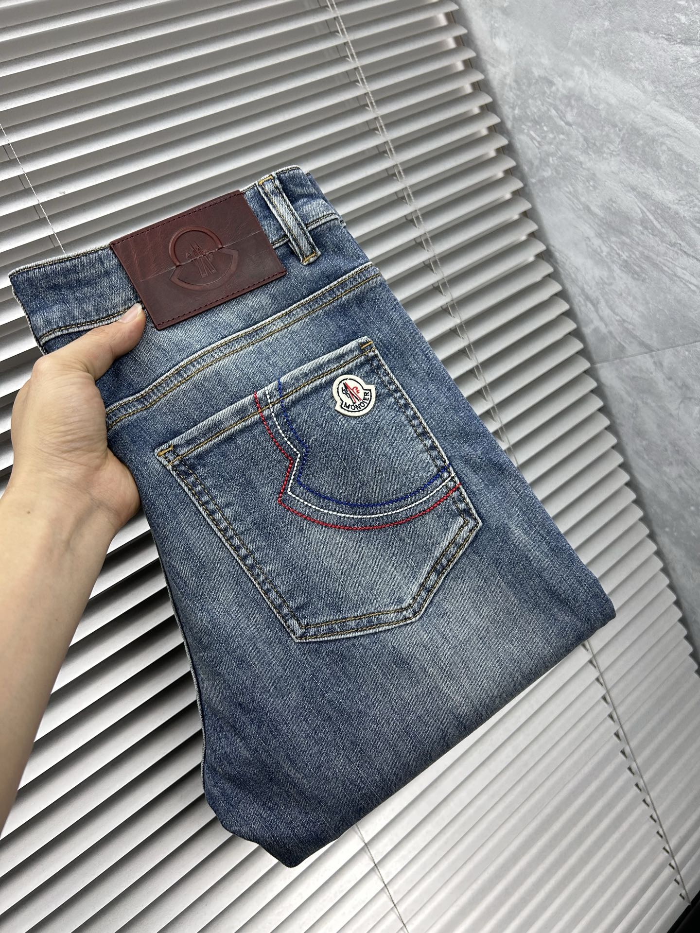 NO:934632,Meng's 2026 spring and summer new men's jeans. Selected imported denim denim fabrics. Heavy-duty environmentally friendly washing. Soft feel and wear resistance. Small straight version. Micro-elasticity makes you slim and slim. Perfect details. High-quality hardware and accessories. Fine workmanship. Unparalleled. Code number 28-38. Ships next day. Jeans.19860909蒙‘’ 2026春夏新款男士牛仔裤 精选进口丹宁牛仔面料 重工环保洗水 手感柔和 兼备耐磨性 版型小直筒 微弹力显瘦修身,细节完美,五金辅料精选高等品质,做工精细,绝非凡品,码数28-38,隔天出货,,jeans,,Men's clothing