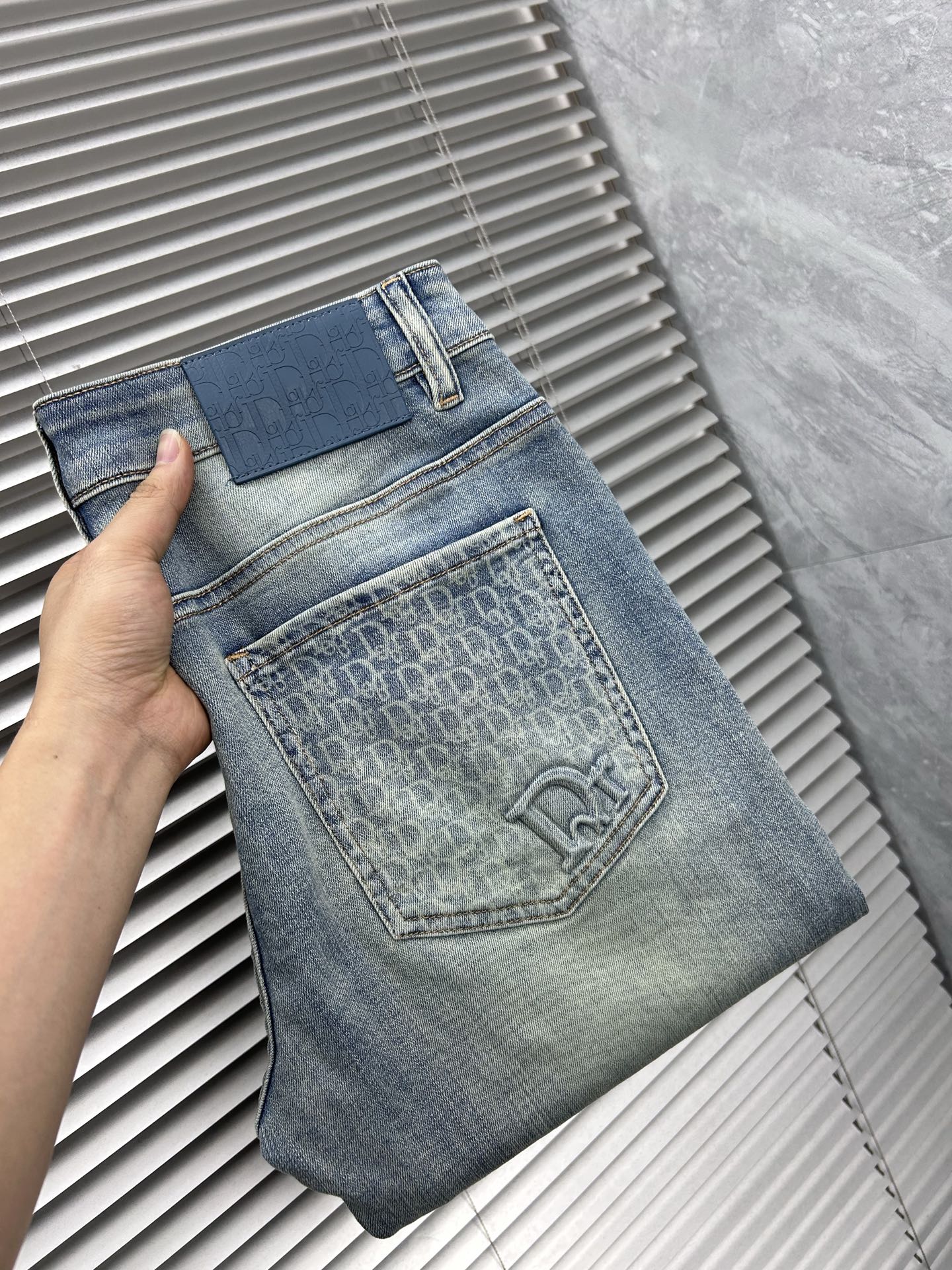 NO:908399,dr‘’ 2026 spring and summer new men’s jeans. Selected imported denim denim fabrics. Heavy-duty environmentally friendly washing. Soft feel and wear resistance. Small straight version. Micro-elasticity makes you slim and slim. Perfect details. High-quality hardware and accessories. Fine workmanship. Unparalleled. Code number 28-38. Shipped next day. Jeans.19860909dr‘’ 2026春夏新款男士牛仔裤 精选进口丹宁牛仔面料 重工环保洗水 手感柔和 兼备耐磨性 版型小直筒 微弹力显瘦修身,细节完美,五金辅料精选高等品质,做工精细,绝非凡品,码数28-38,隔天出货,,jeans,,Men's clothing