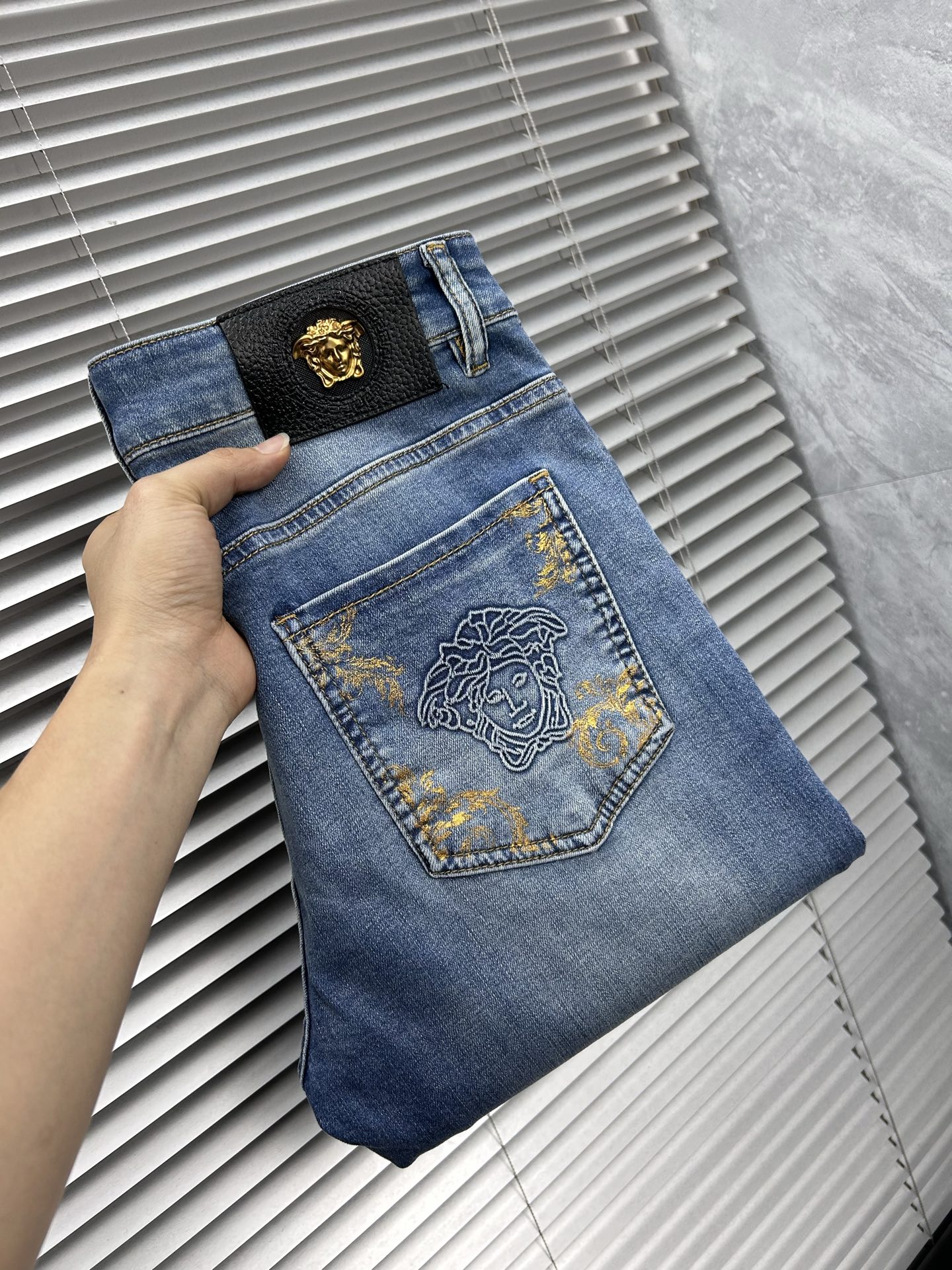 NO:934620,Versace's 2026 spring and summer new men's jeans are made of imported denim fabrics, heavy-duty and environmentally friendly washing, soft to the touch and wear-resistant, small straight version, slightly elastic, slimming, perfect details, high-quality hardware and accessories, fine workmanship, extraordinary, code number 28-38, shipped next day,,versace,jeans,19860909范思‘’ 2026春夏新款男士牛仔裤 精选进口丹宁牛仔面料 重工环保洗水 手感柔和 兼备耐磨性 版型小直筒 微弹力显瘦修身,细节完美,五金辅料精选高等品质,做工精细,绝非凡品,码数28-38,隔天出货,,versace,jeans,,Men's clothing