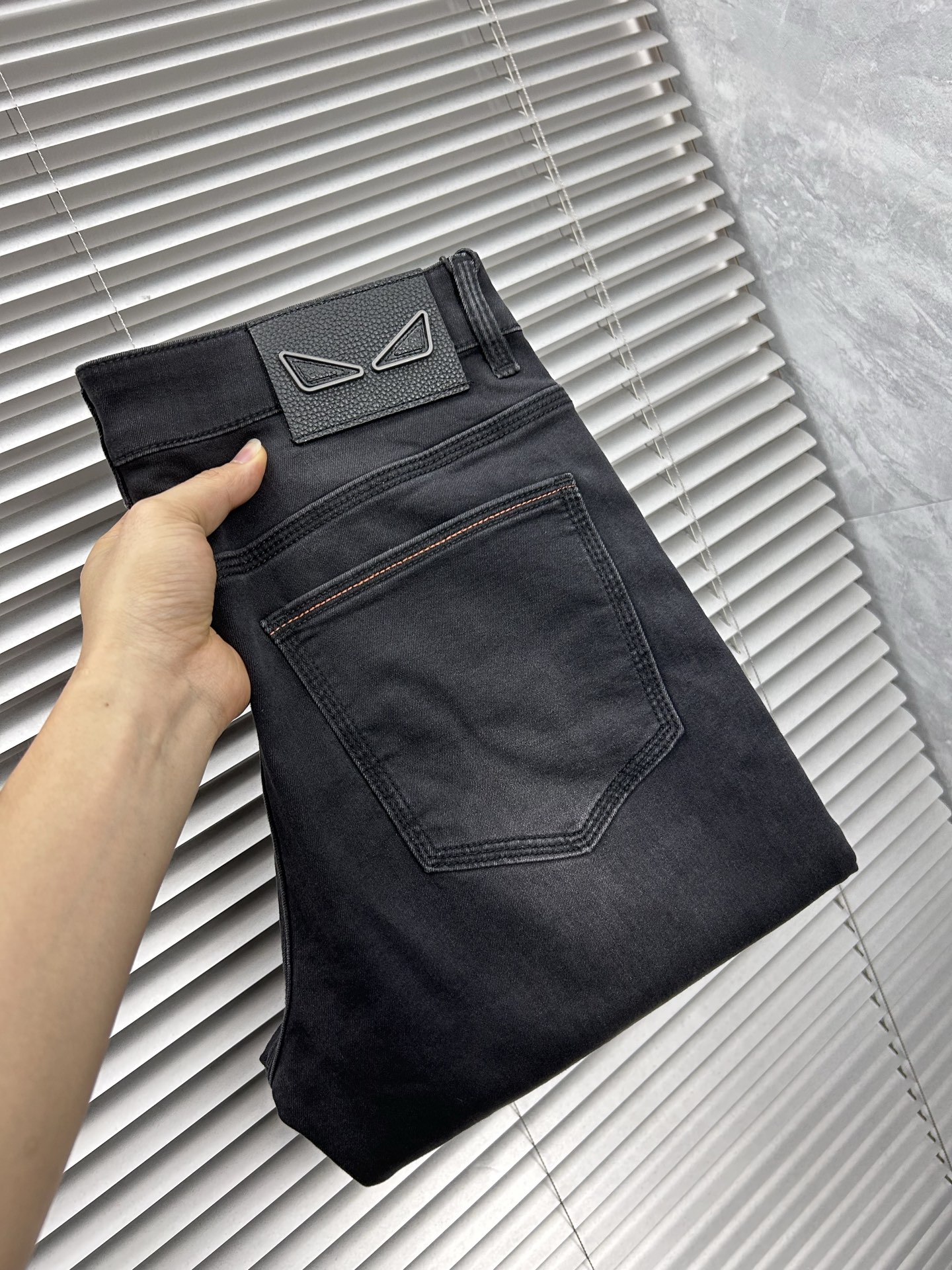 NO:934627,Fen’’ 2026 spring and summer new men’s jeans are made of imported denim fabrics, heavy-duty environmentally friendly washing, soft to the touch and wear-resistant, small straight version, slightly elastic, slimming, perfect details, high-quality hardware and accessories, fine workmanship, extraordinary, code number 28-38, shipped next day,,jeans,19860909芬‘’ 2026春夏新款男士牛仔裤 精选进口丹宁牛仔面料 重工环保洗水 手感柔和 兼备耐磨性 版型小直筒 微弹力显瘦修身,细节完美,五金辅料精选高等品质,做工精细,绝非凡品,码数28-38,隔天出货,,jeans,,Men's clothing