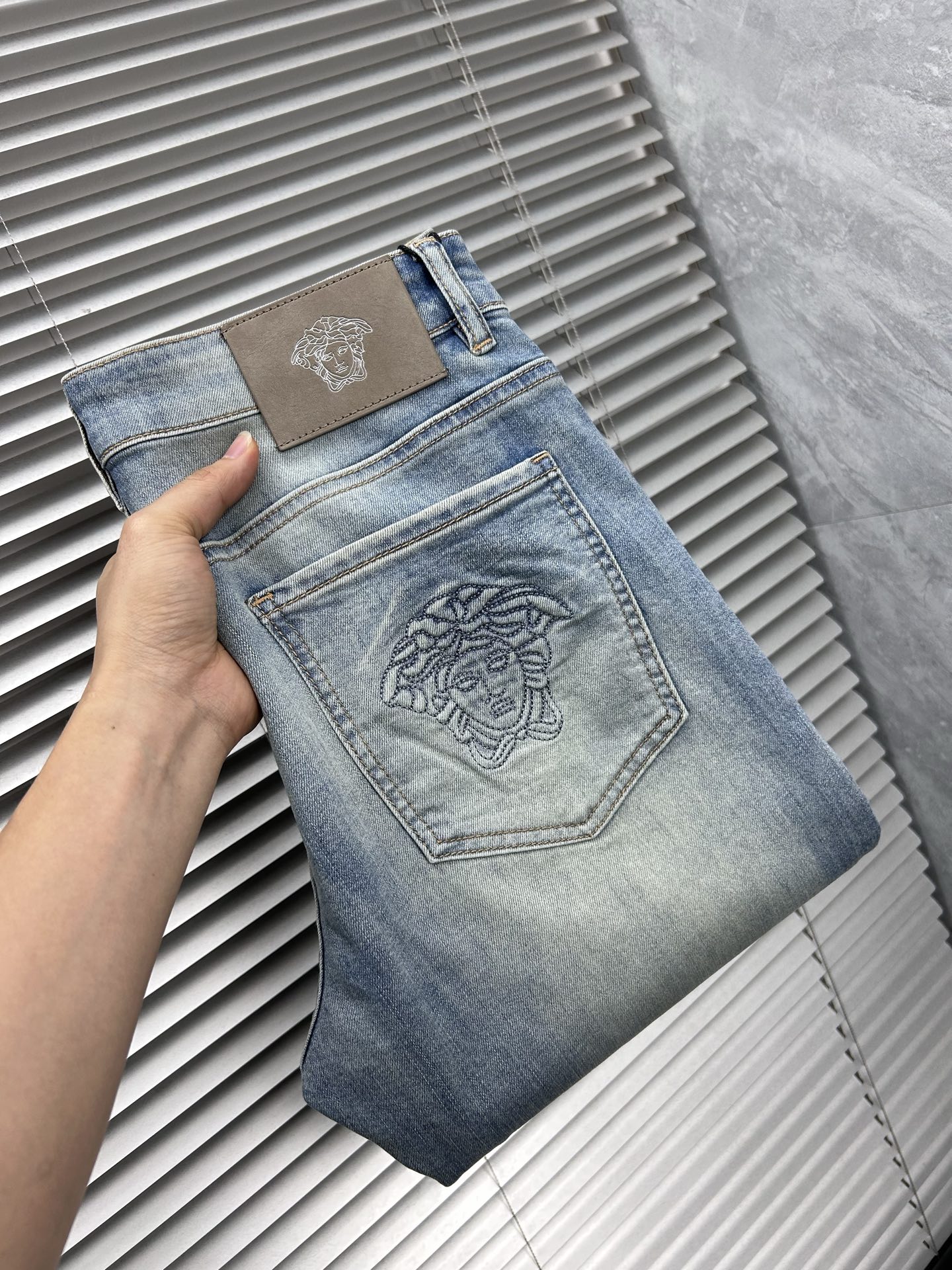 NO:908367,Versace's 2026 spring and summer new men's jeans are made of imported denim fabrics, heavy-duty and environmentally friendly washing, soft to the touch and wear-resistant, small straight version, slightly elastic, slimming, perfect details, high-quality hardware and accessories, fine workmanship, extraordinary, code number 28-38, shipped next day,,versace,jeans,19860909范思‘’ 2026春夏新款男士牛仔裤 精选进口丹宁牛仔面料 重工环保洗水 手感柔和 兼备耐磨性 版型小直筒 微弹力显瘦修身,细节完美,五金辅料精选高等品质,做工精细,绝非凡品,码数28-38,隔天出货,,versace,jeans,,Men's clothing