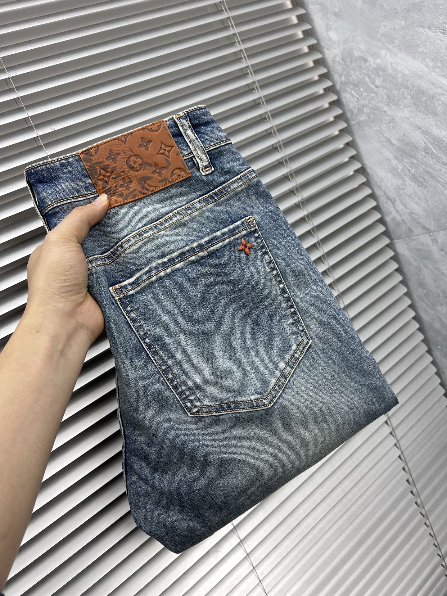 NO:908371,L’’ 2026 spring and summer new men’s jeans. Selected imported denim denim fabrics. Heavy-duty environmentally friendly washing. Soft feel and wear resistance. Small straight version. Micro-elasticity makes you slim and slim. Perfect details. High-quality hardware and accessories. Fine workmanship. Unparalleled. Code number 28-38. Ships next day. Jeans.19860909L‘’ 2026春夏新款男士牛仔裤 精选进口丹宁牛仔面料 重工环保洗水 手感柔和 兼备耐磨性 版型小直筒 微弹力显瘦修身,细节完美,五金辅料精选高等品质,做工精细,绝非凡品,码数28-38,隔天出货,,jeans,,Men's clothing