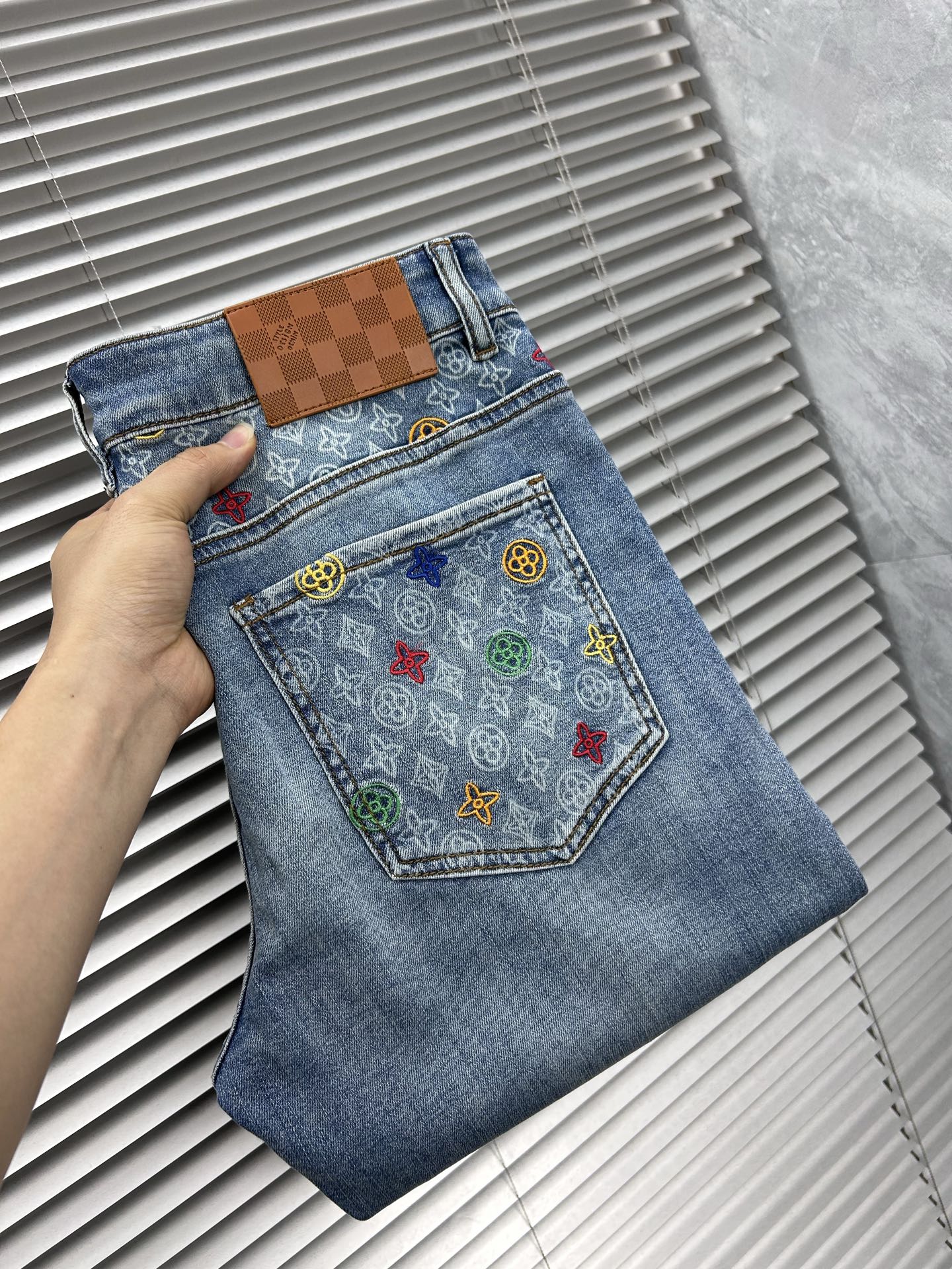 NO:934614,LV's 2026 spring and summer new men's jeans are made of imported denim fabrics, heavy-duty environmentally friendly washing, soft to the touch and wear-resistant, small straight version, slightly elastic, slimming, perfect details, high-quality hardware and accessories, fine workmanship, extraordinary, code number 28-38, shipped next day, louis vuitton, jeans,19860909LV‘’ 2026春夏新款男士牛仔裤 精选进口丹宁牛仔面料 重工环保洗水 手感柔和 兼备耐磨性 版型小直筒 微弹力显瘦修身,细节完美,五金辅料精选高等品质,做工精细,绝非凡品,码数28-38,隔天出货,,louis vuitton,jeans,,Men's clothing