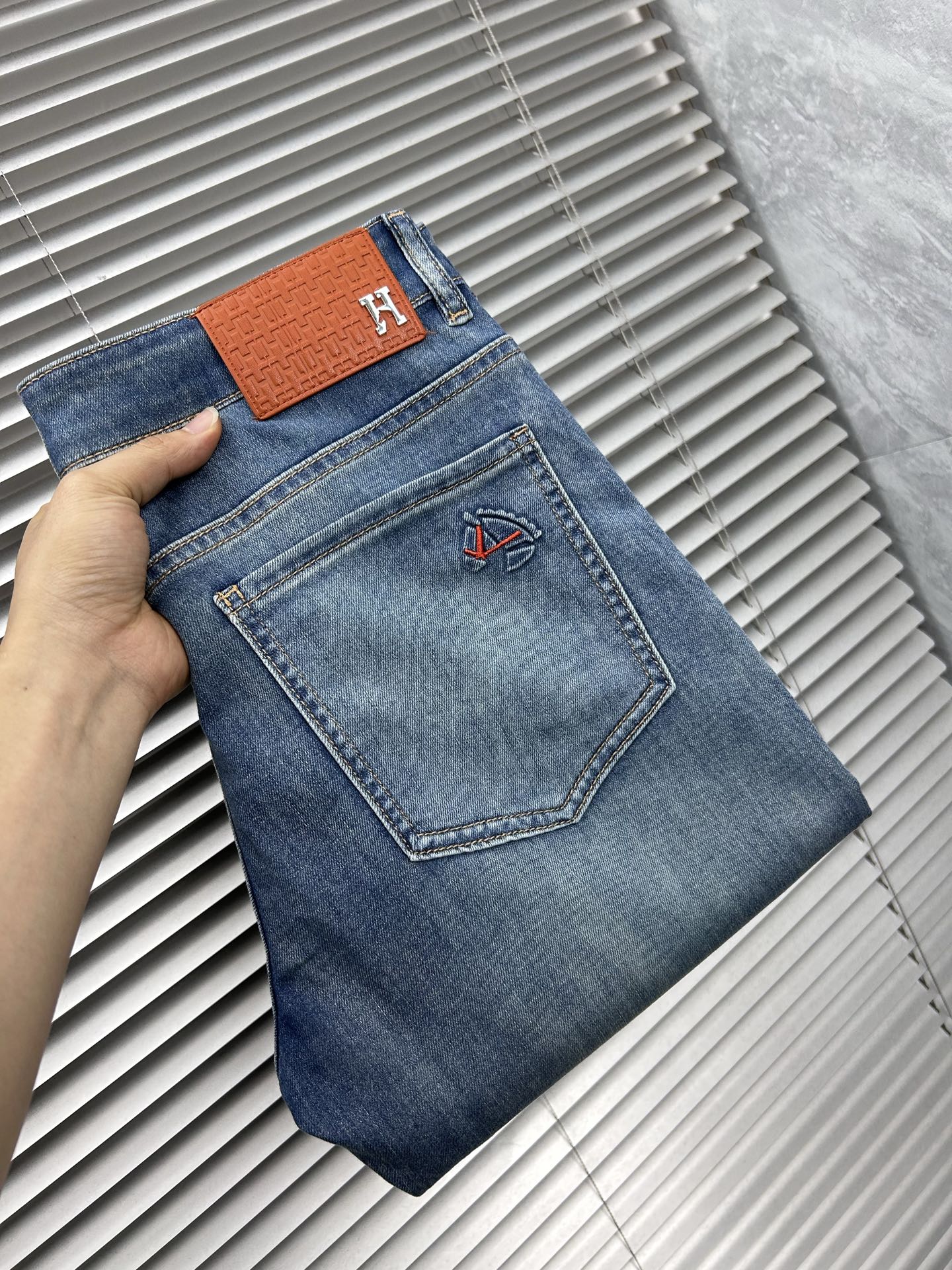 NO:908380,Hermes' 2026 spring and summer new men's jeans. Selected imported denim denim fabrics. Heavy-duty environmentally friendly washing. Soft feel and wear resistance. Small straight version. Micro-elasticity makes you slim and slim. Perfect details. High-quality hardware and accessories. Fine workmanship. Unparalleled. Code number 28-38. Ships next day. Hermes, jeans,19860909爱马‘’ 2026春夏新款男士牛仔裤 精选进口丹宁牛仔面料 重工环保洗水 手感柔和 兼备耐磨性 版型小直筒 微弹力显瘦修身,细节完美,五金辅料精选高等品质,做工精细,绝非凡品,码数28-38,隔天出货,,hermes,jeans,,Men's clothing